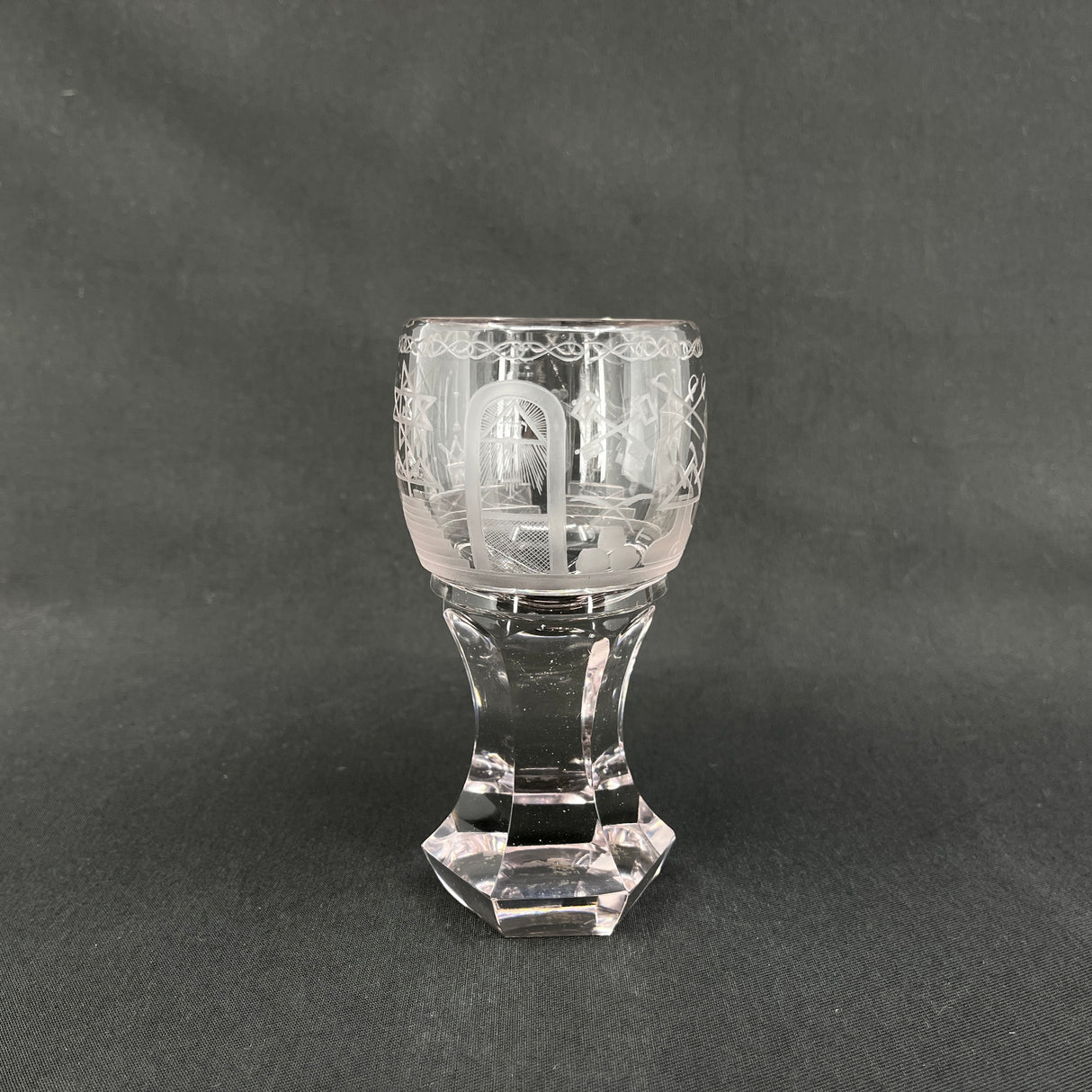 Graveret frimurerglas - let overfarvet