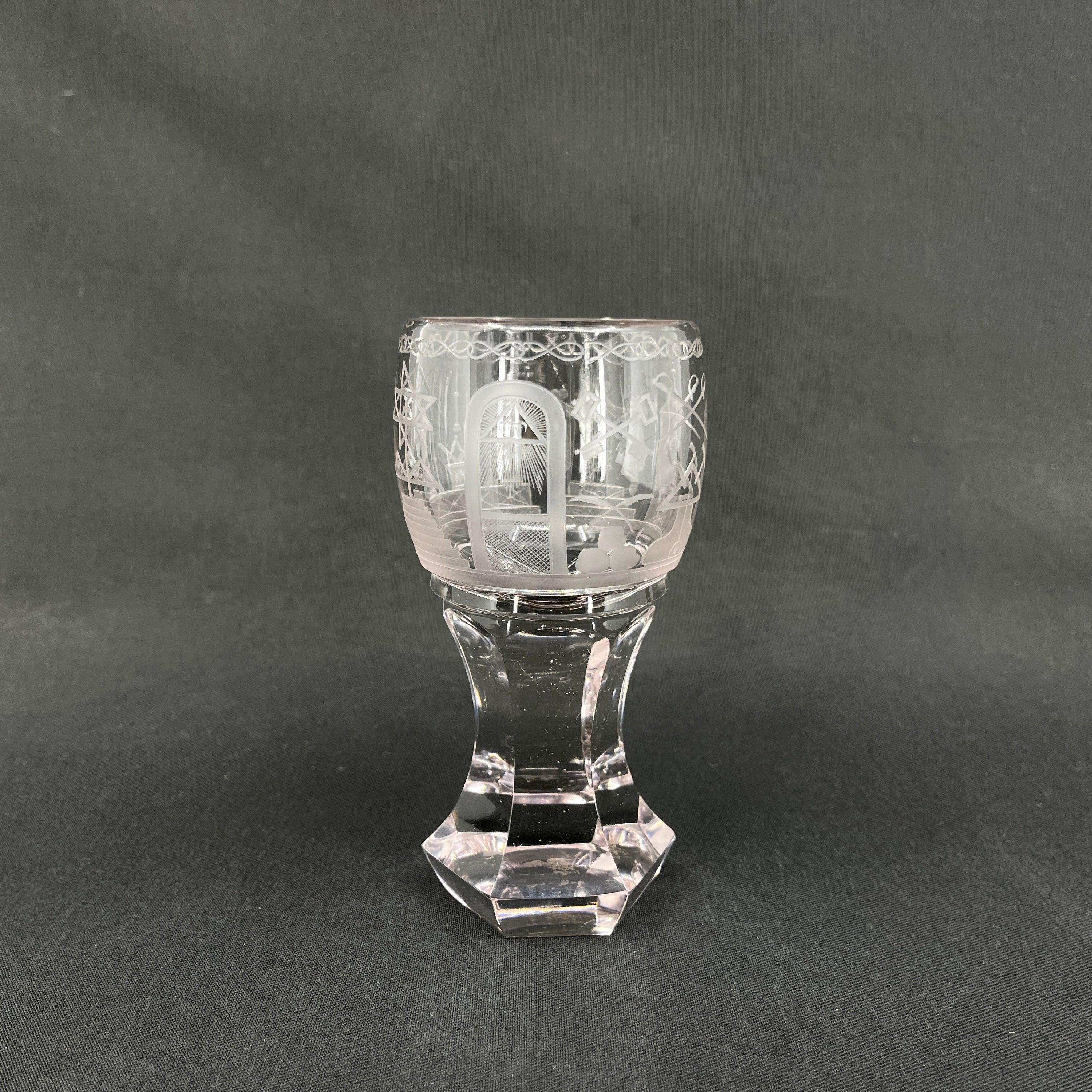 Graveret frimurerglas - let overfarvet