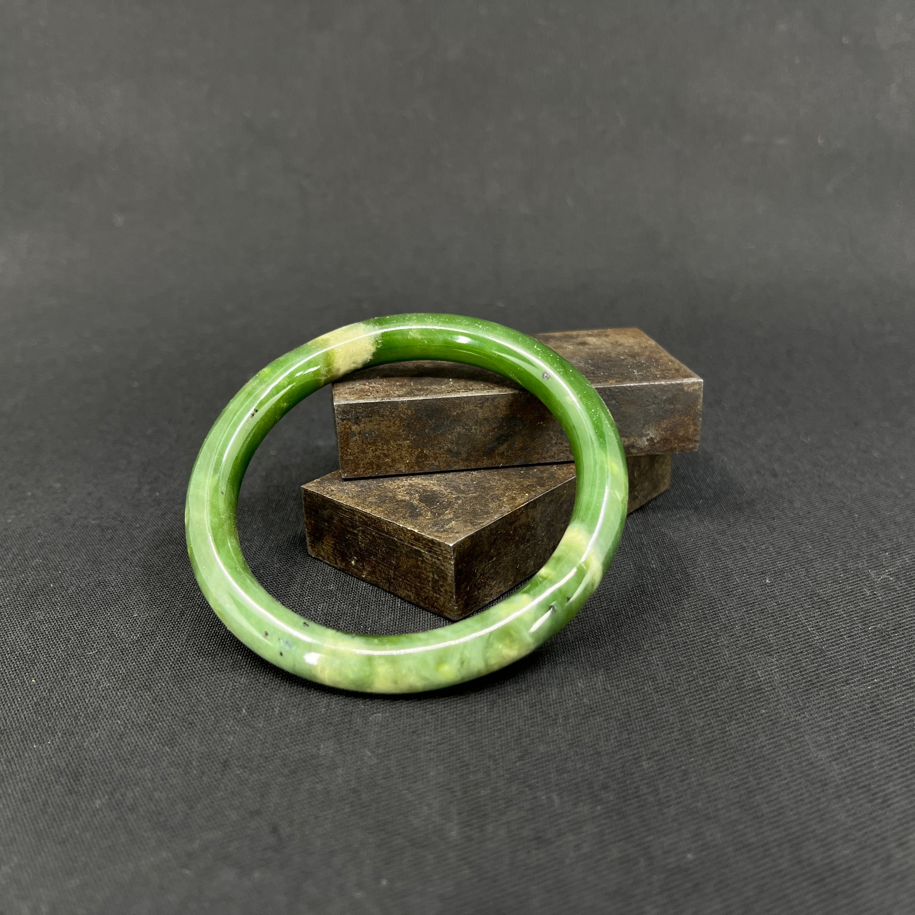 Armring i grøn jade
