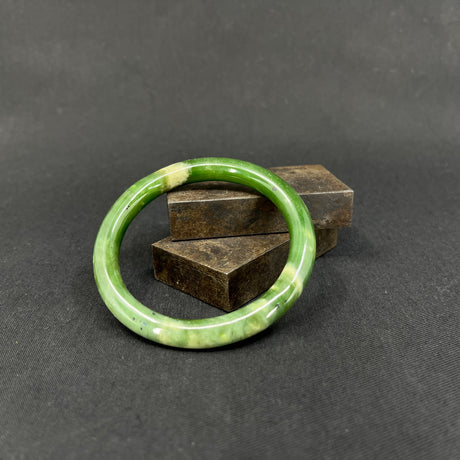 Armring i grøn jade