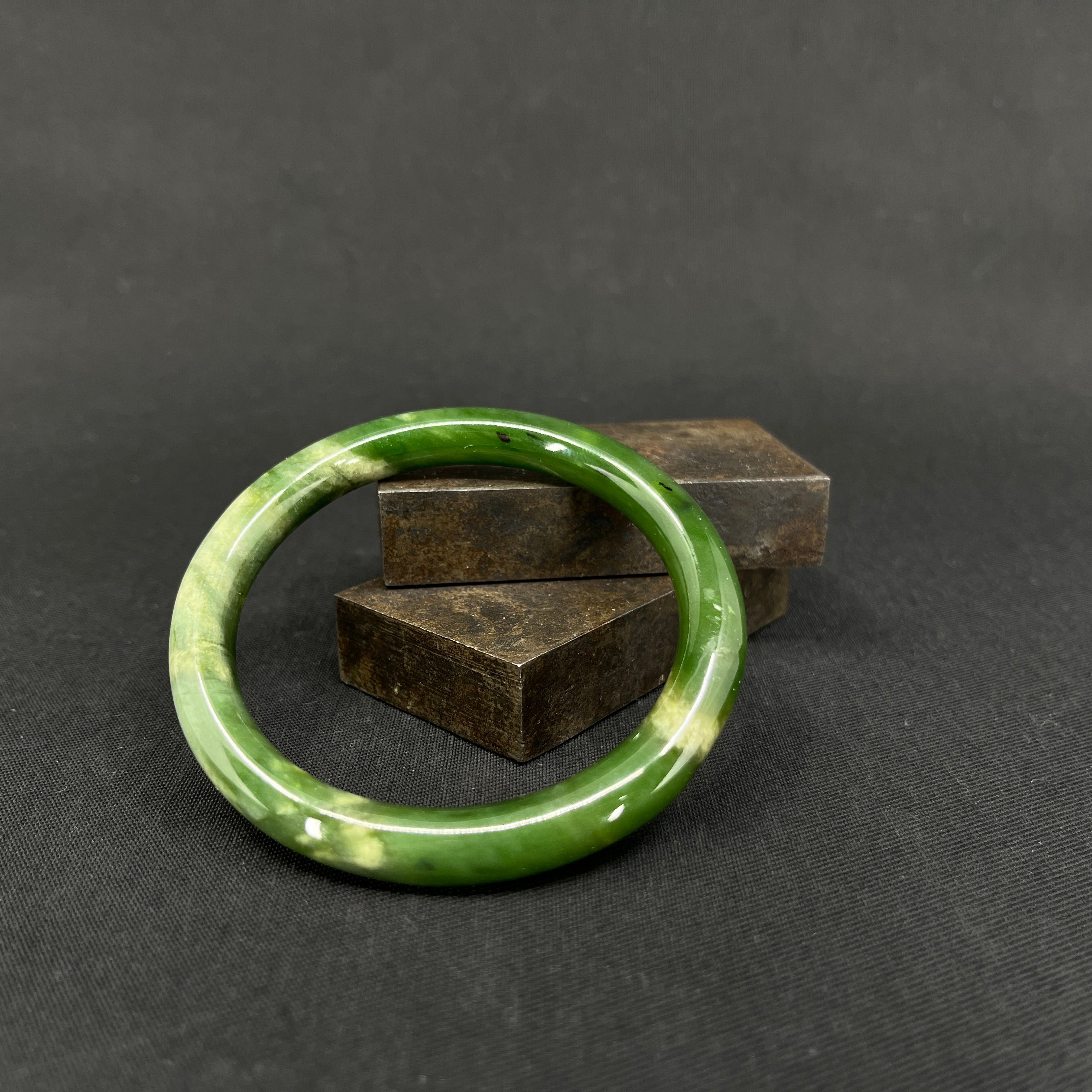 Armring i grøn jade