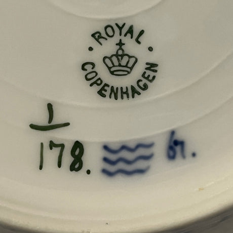 Musselmalet riflet frokosttallerken, 21 cm. 1898-1923.
