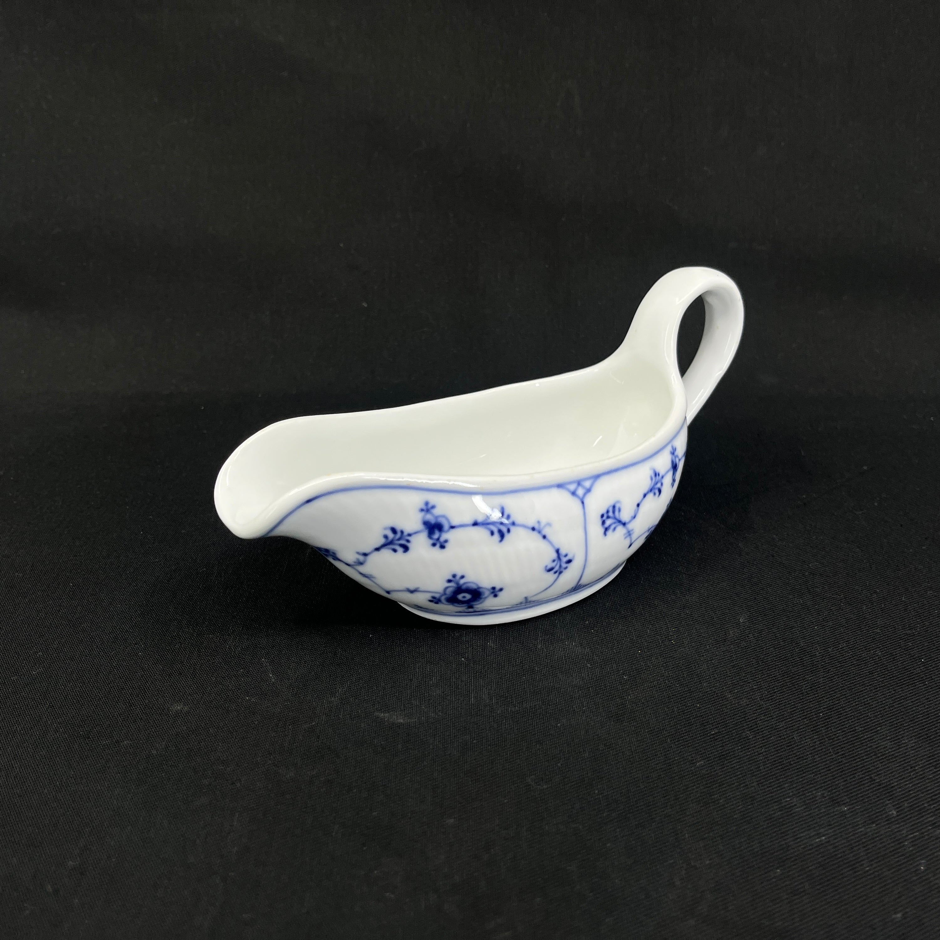 Rare Blue Fluted Fluted Plain sauce ladle, 1/2040