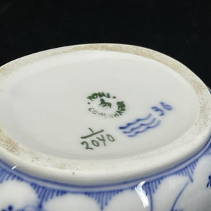 Rare Blue Fluted Fluted Plain sauce ladle, 1/2040