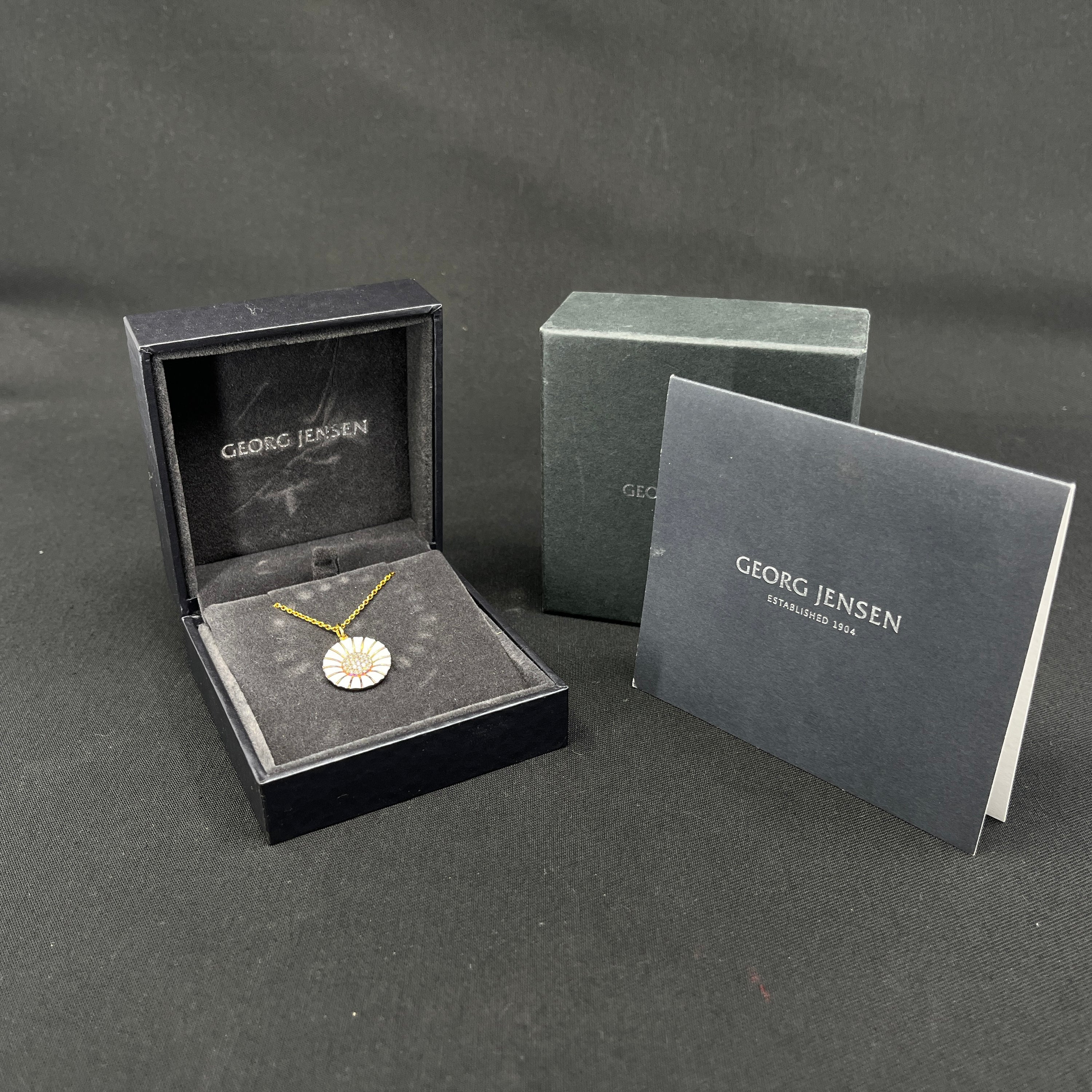 Hvid Georg Jensen Daisy halskæde med diamanter, 1,8 cm.