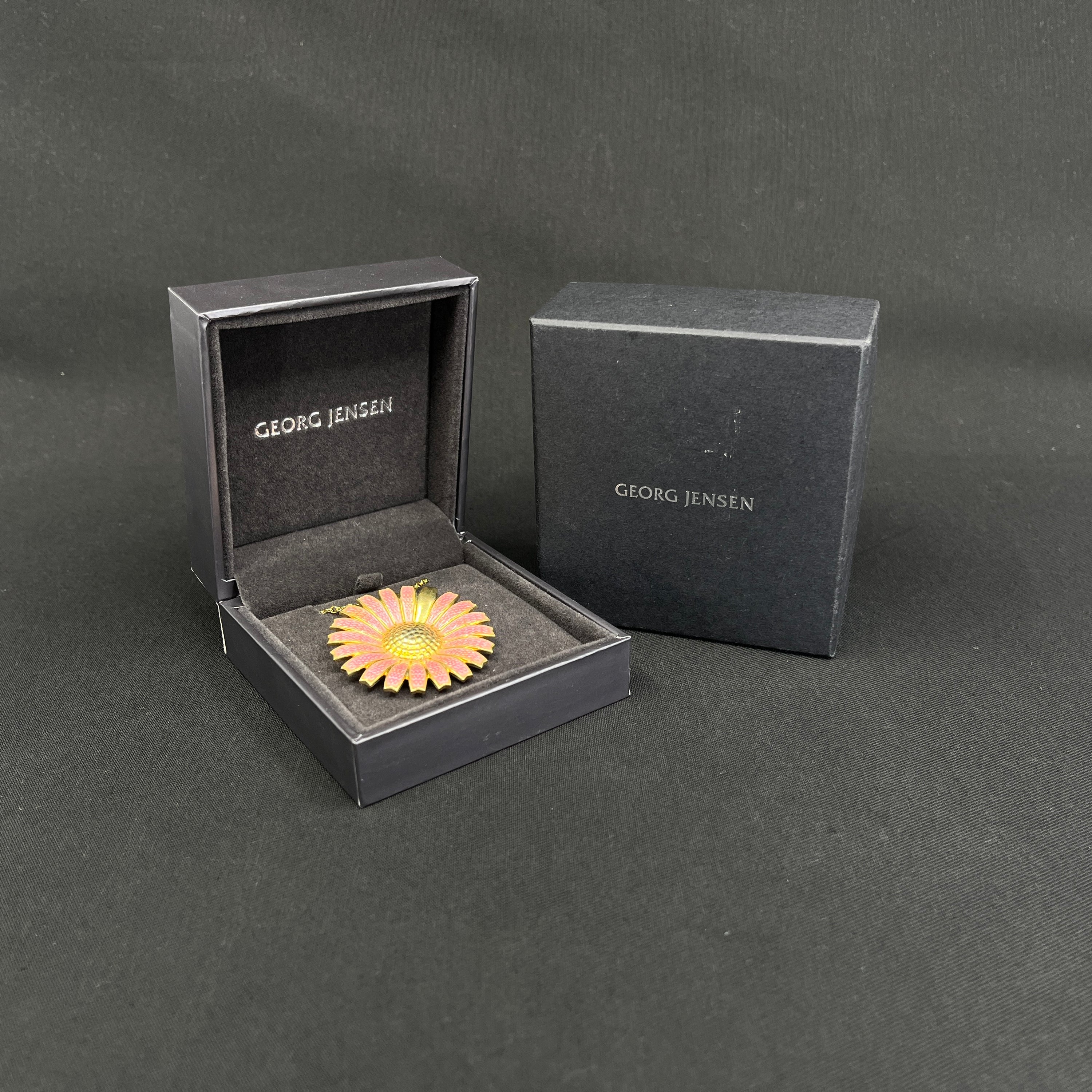 Lyserød Georg Jensen Daisy halskæde broche - Margrethe d. 2 80 år