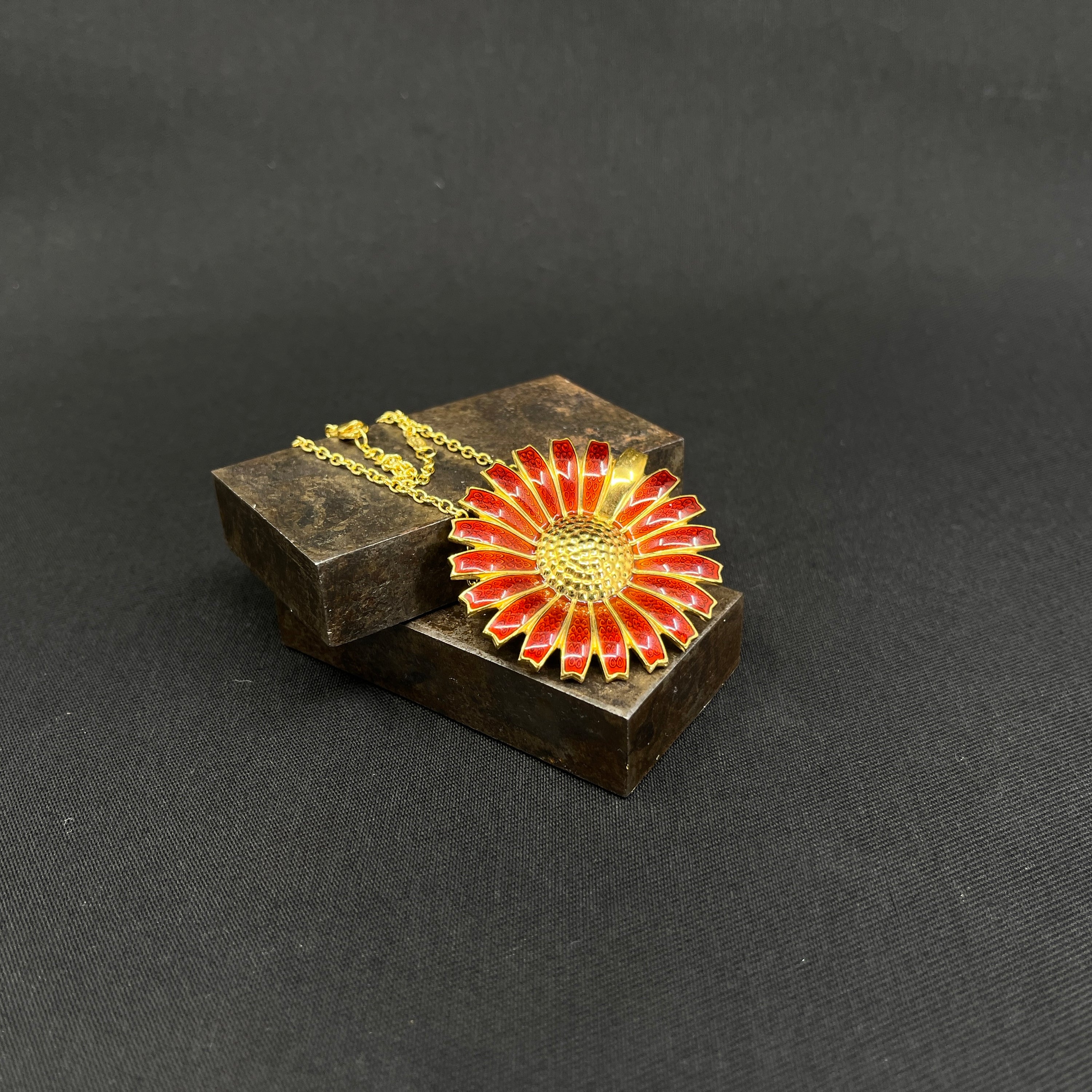 Rød Georg Jensen Daisy halskæde broche - Margrethe d. 2 80 år