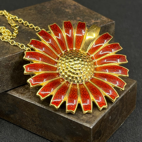 Rød Georg Jensen Daisy halskæde broche - Margrethe d. 2 80 år