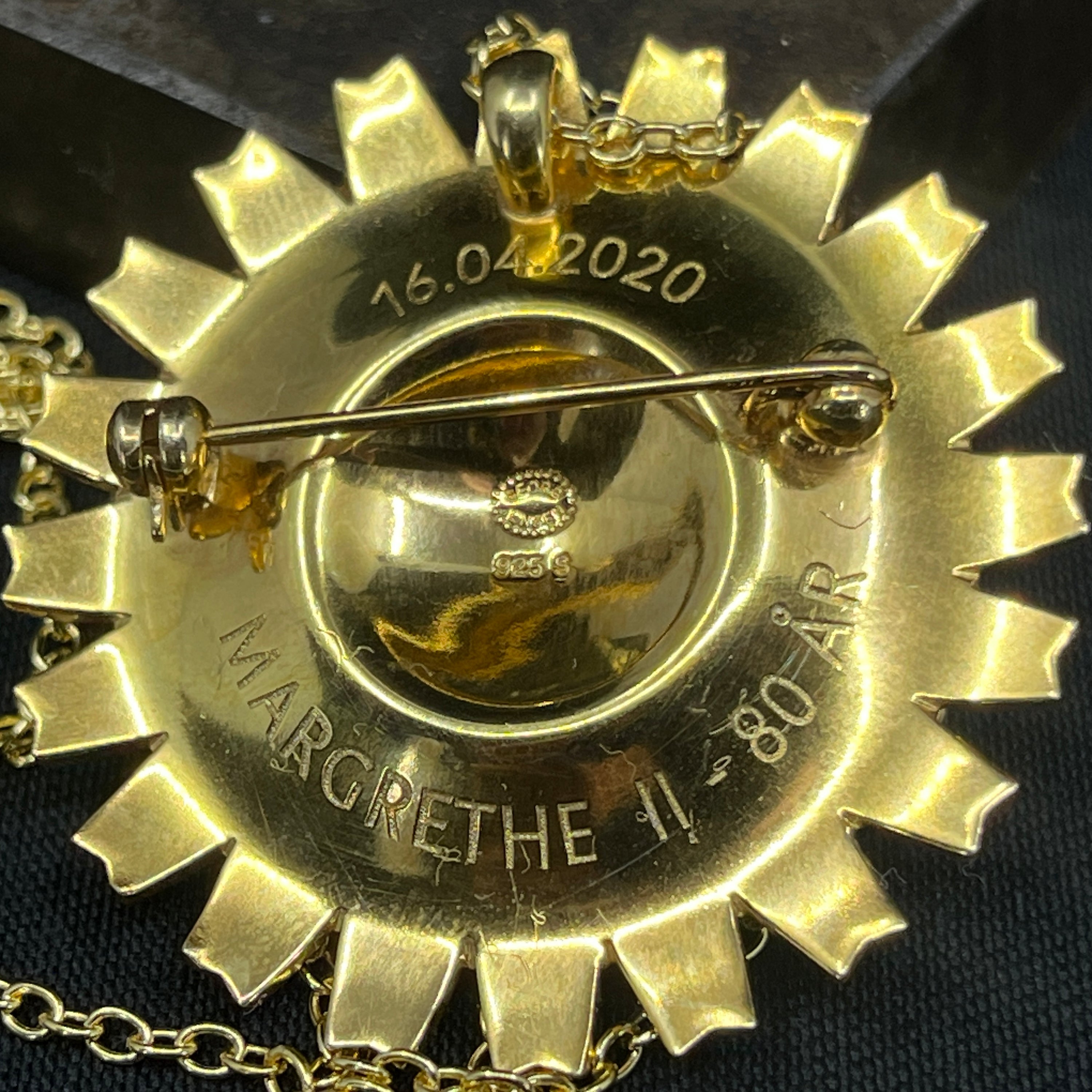 Rød Georg Jensen Daisy halskæde broche - Margrethe d. 2 80 år