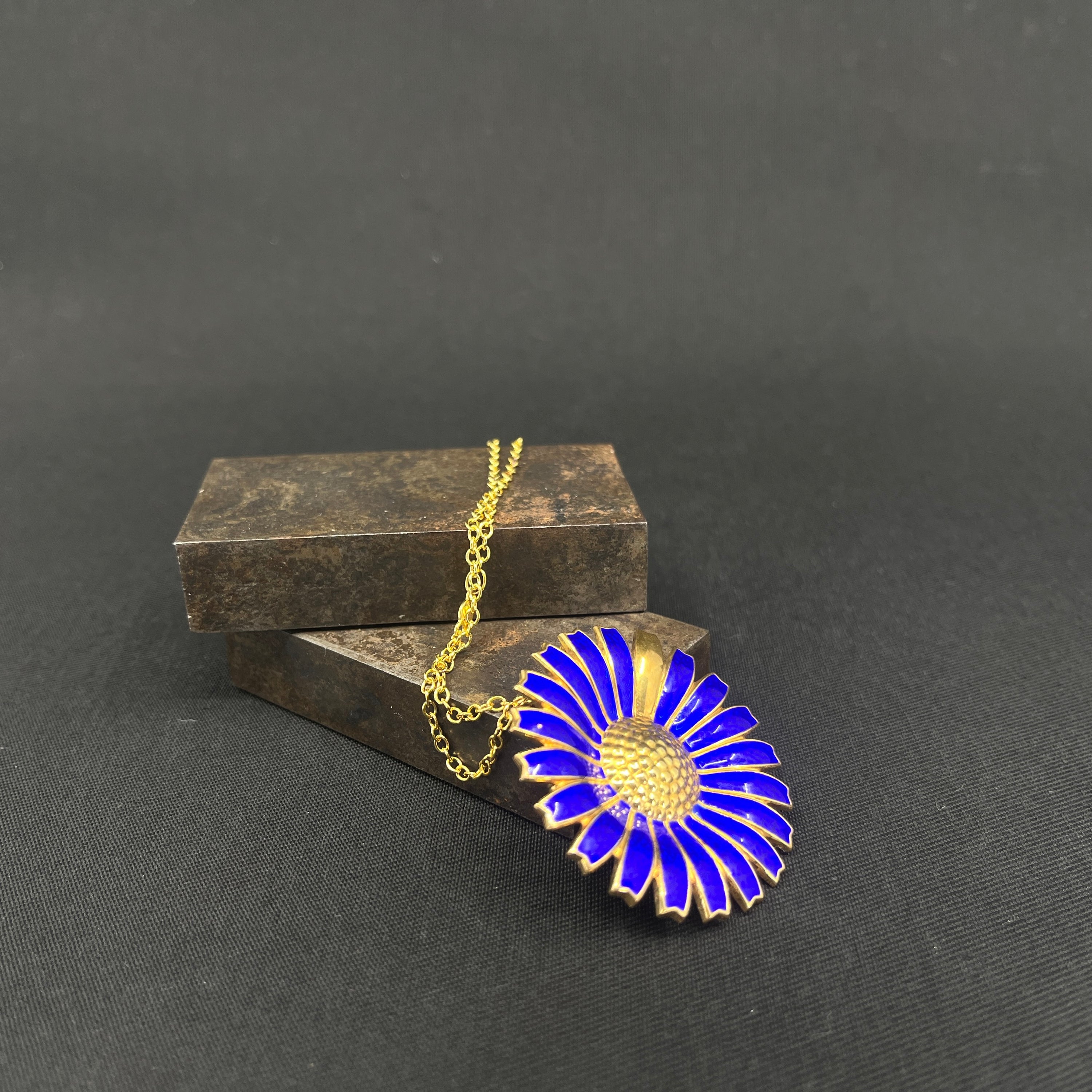 Blå Georg Jensen Daisy halskæde broche - Margrethe d. 2 80 år