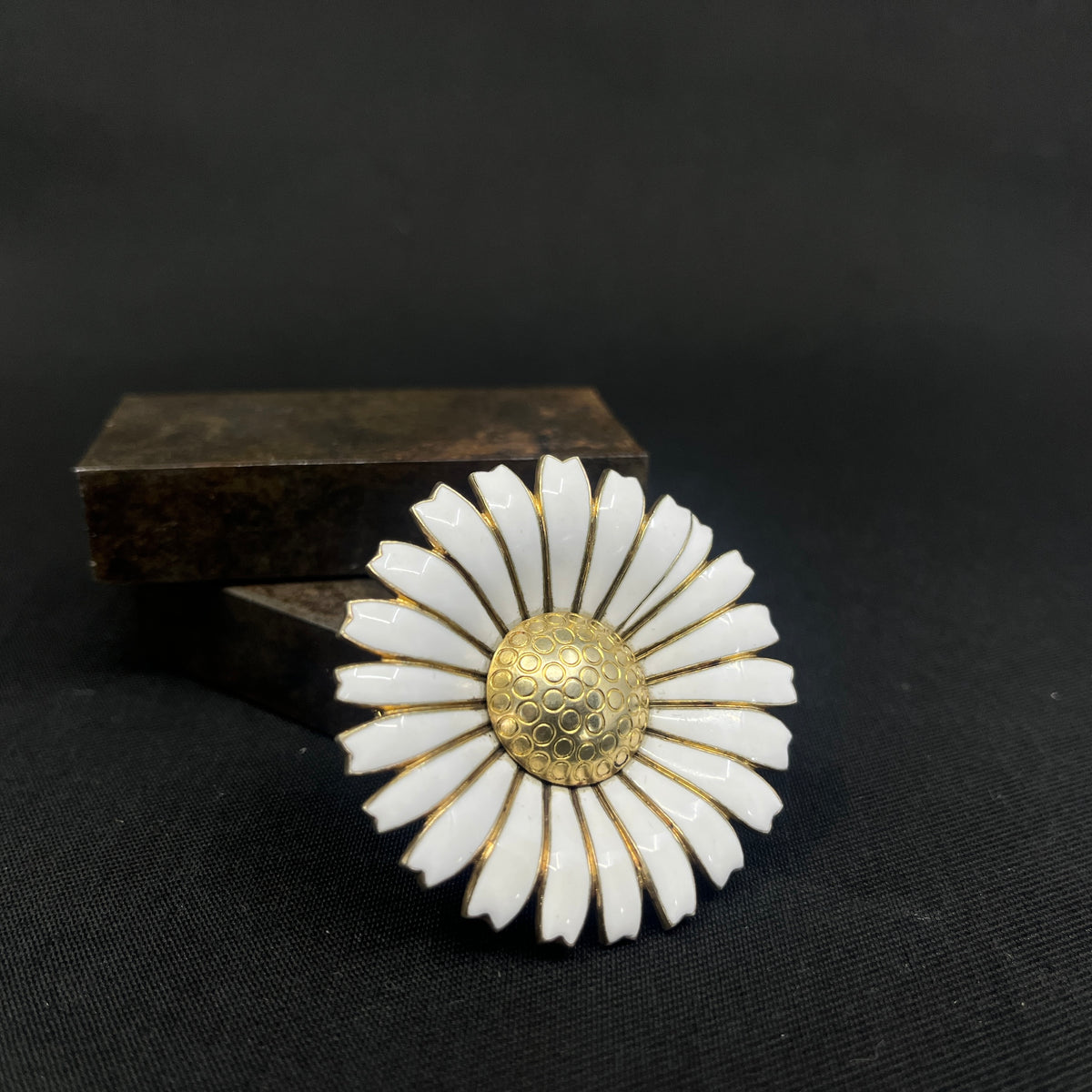 Original hvid Anton Michelsen Marguerite broche - buede blade