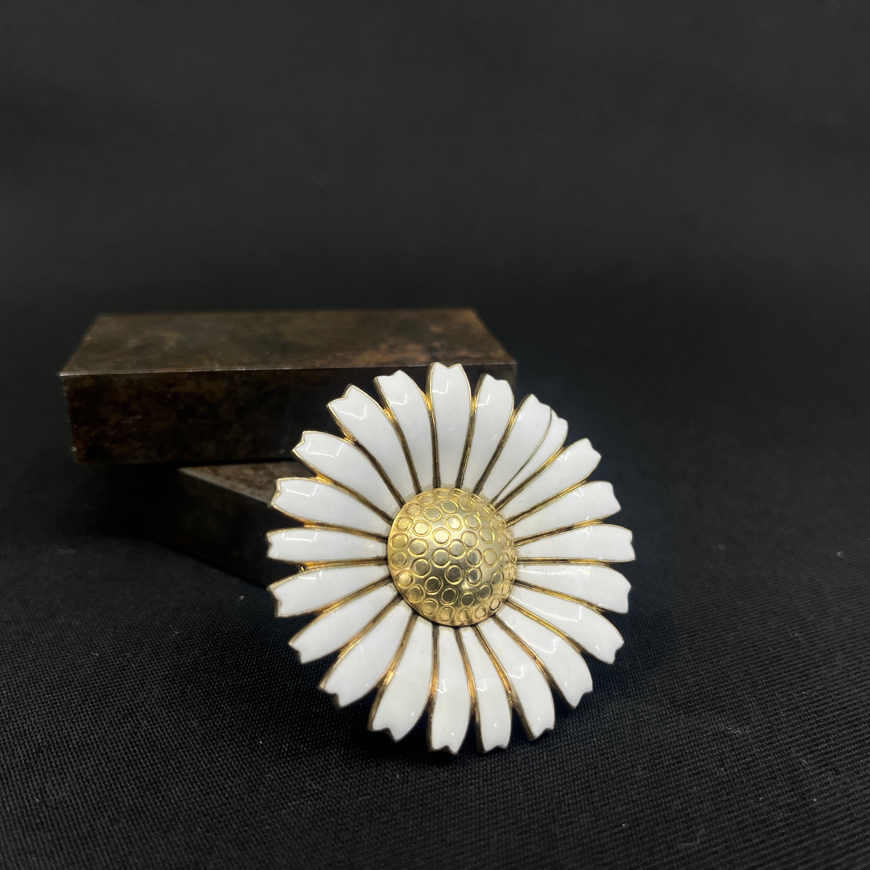 Original hvid Anton Michelsen Marguerite broche - buede blade