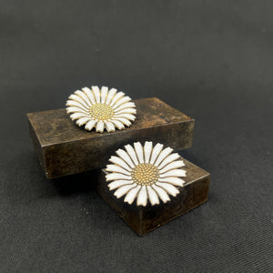 White Anton Michelsen daisy brooch, 3.2 cm.
