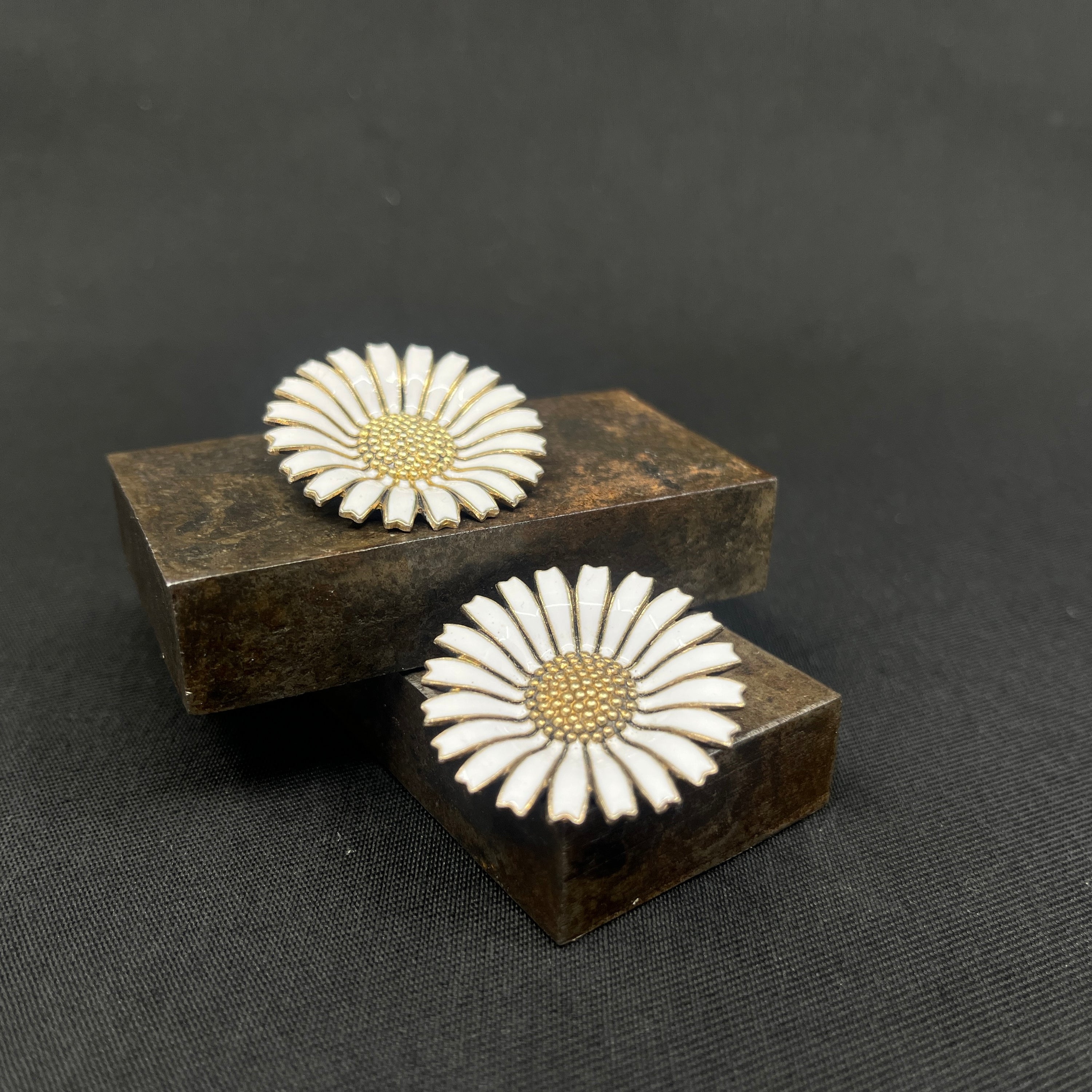 Hvid Anton Michelsen marguerite broche, 3,2 cm.