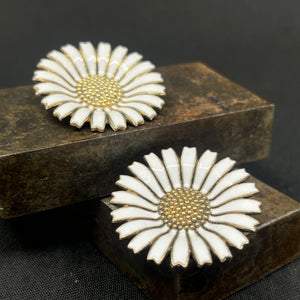 White Anton Michelsen daisy brooch, 3.2 cm.