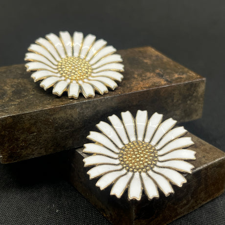 Hvid Anton Michelsen marguerite broche, 3,2 cm.