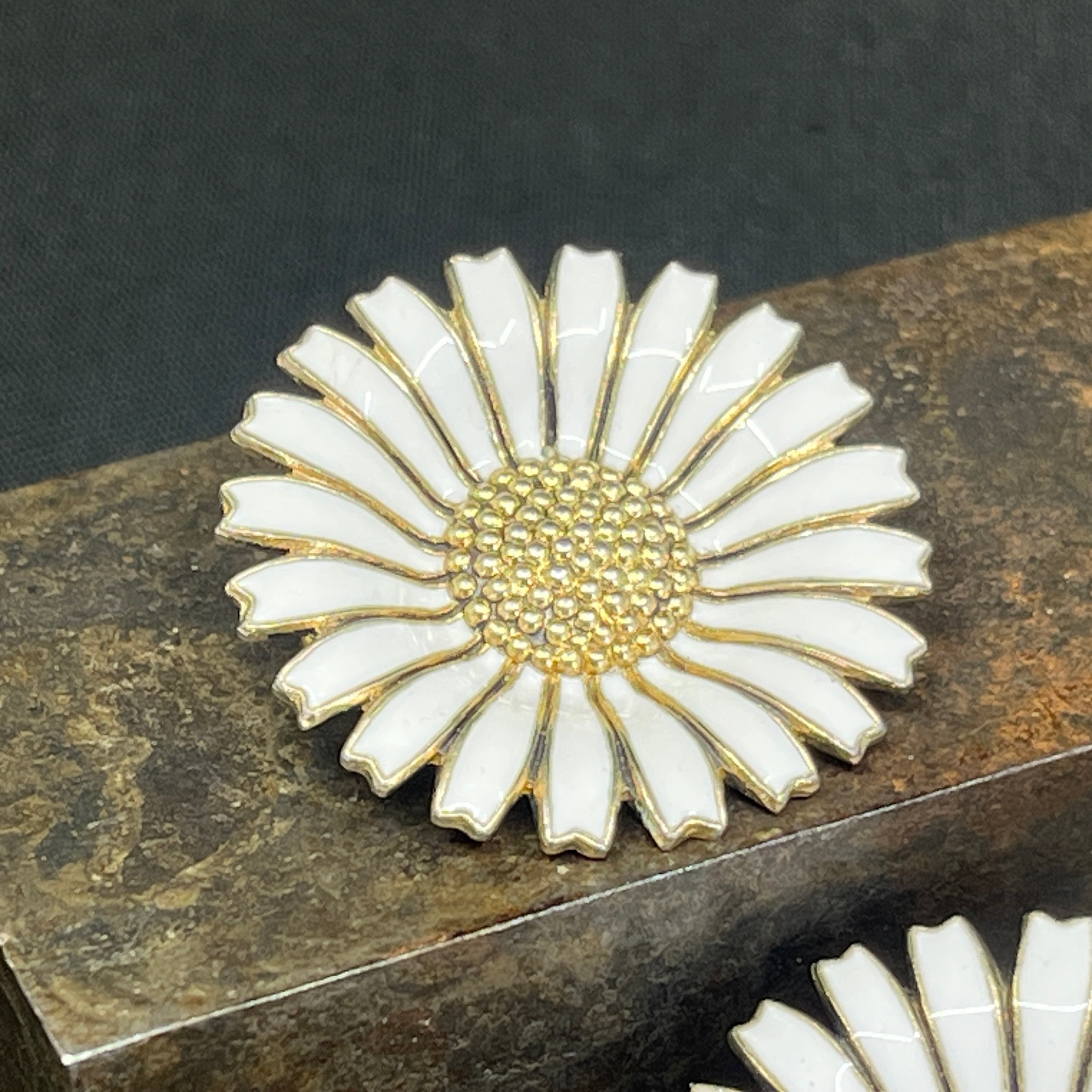 Hvid Anton Michelsen marguerite broche, 3,2 cm.
