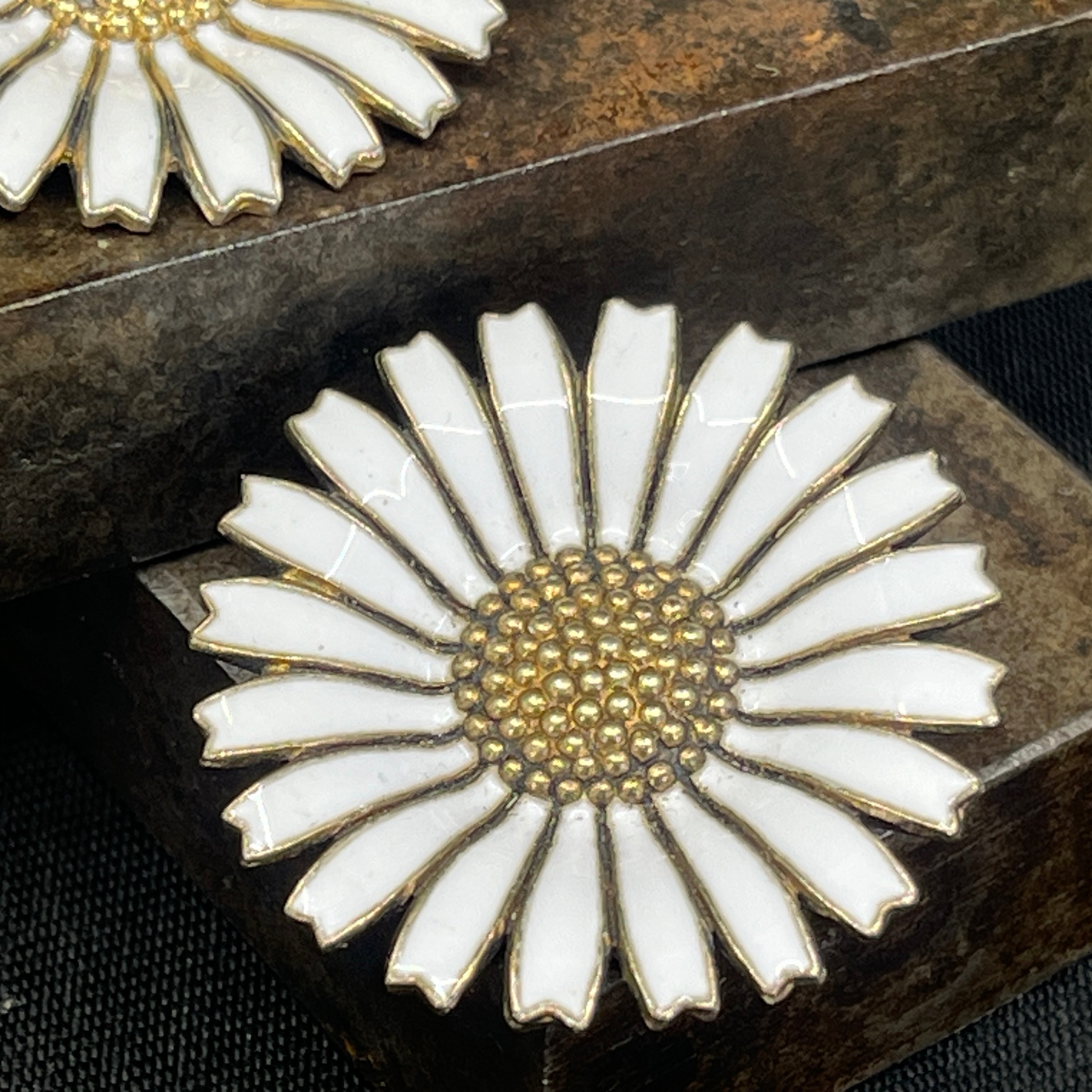 Hvid Anton Michelsen marguerite broche, 3,2 cm.