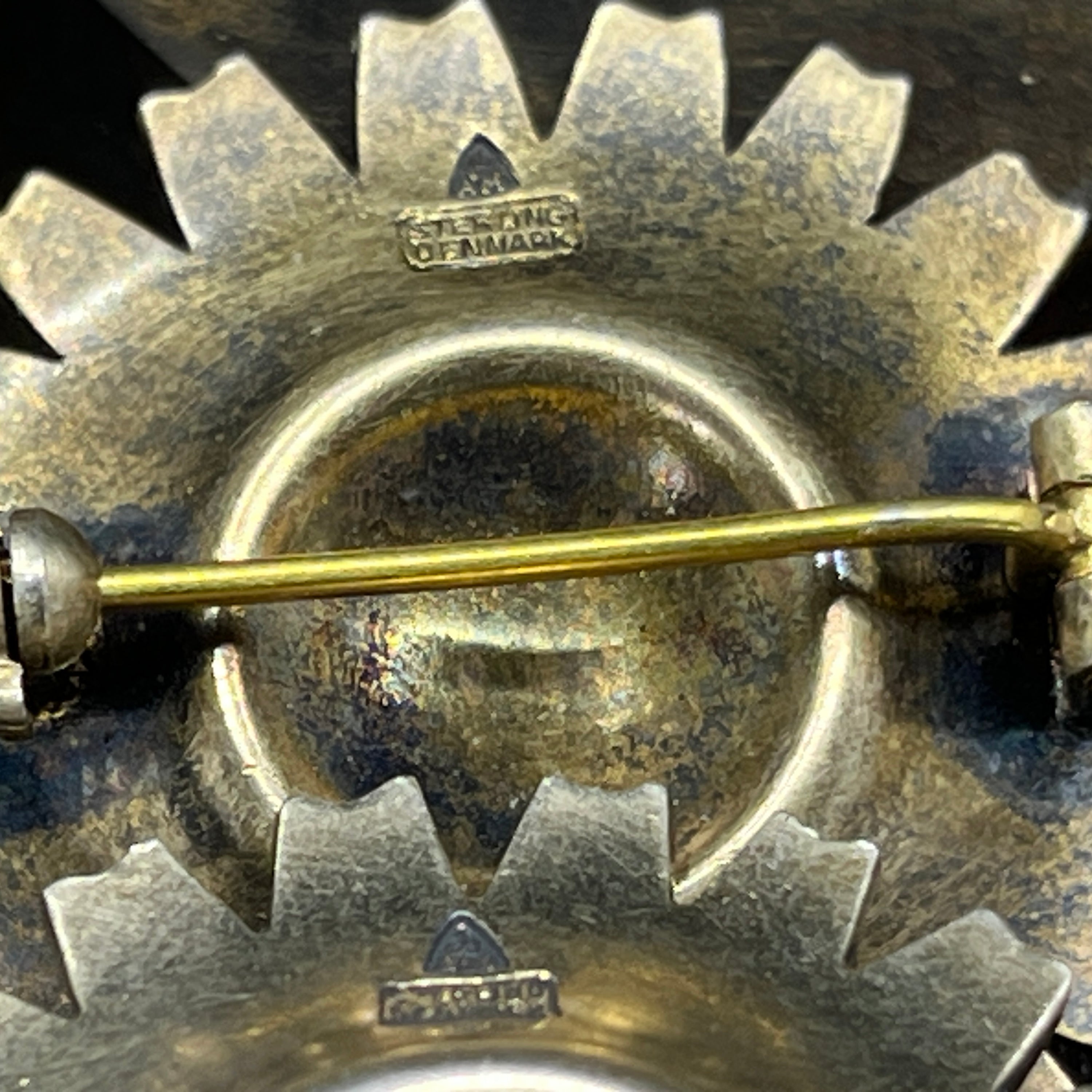 Hvid Anton Michelsen marguerite broche, 3,2 cm.