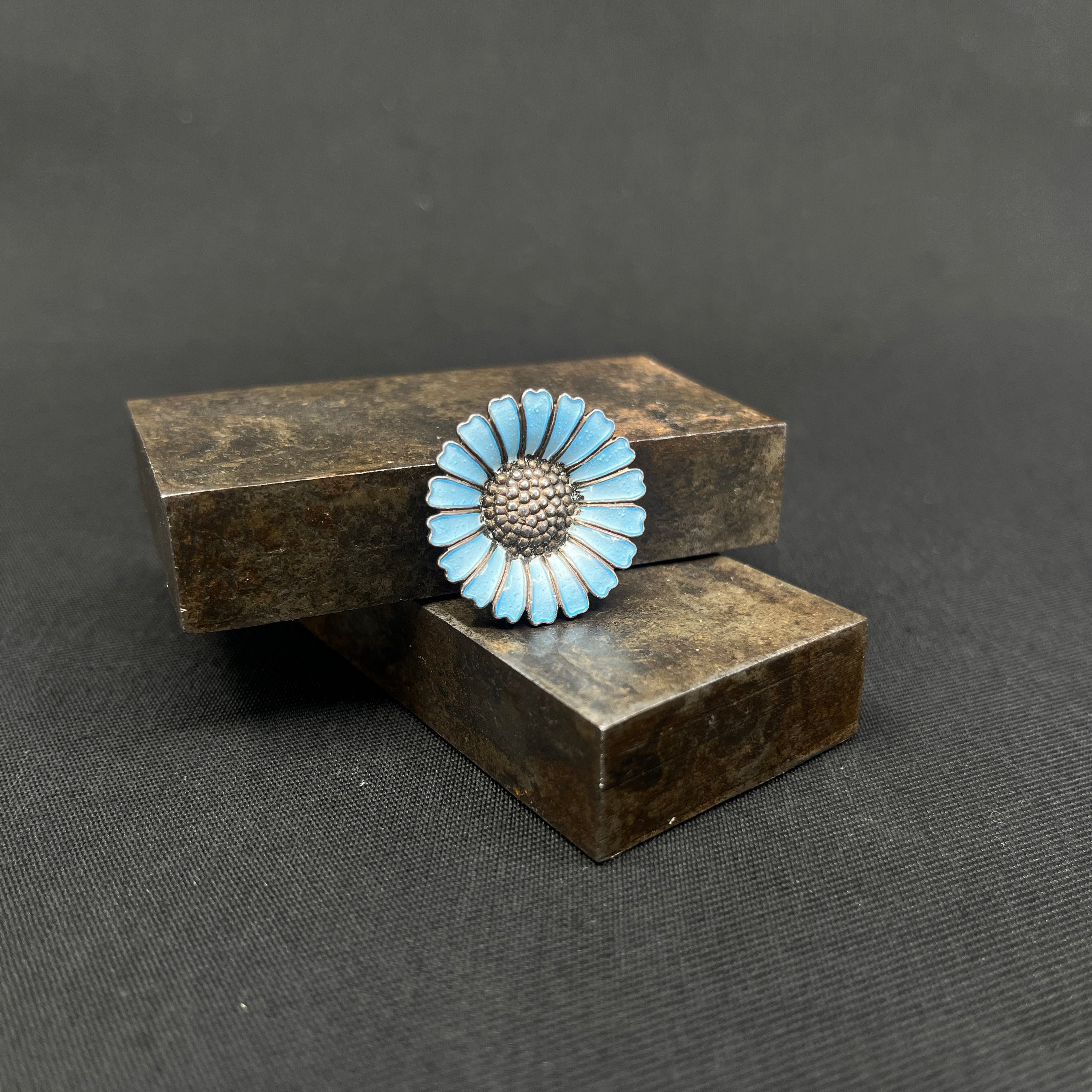 Blå Marguerit broche - Bernhard Hertz