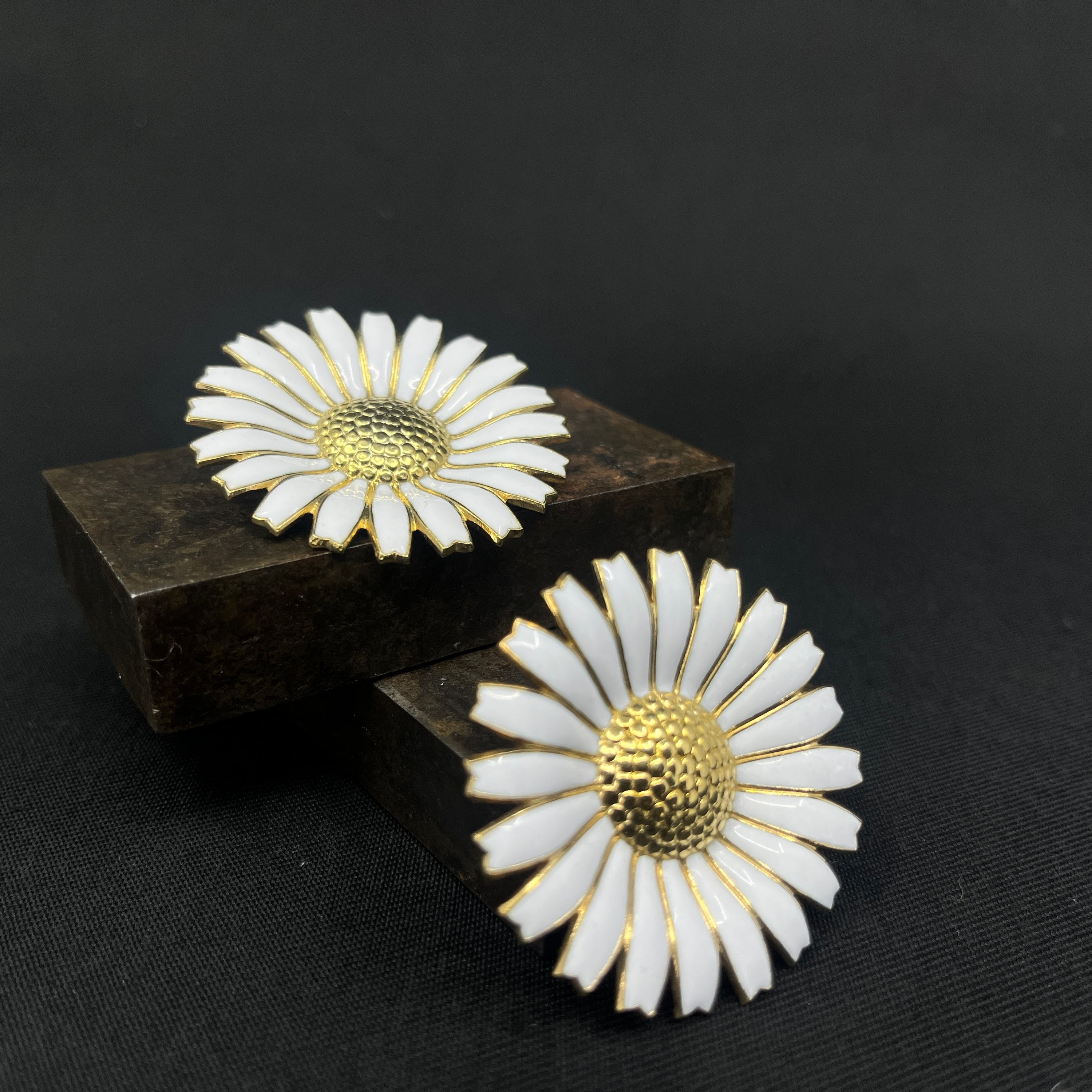 Hvid Anton Michelsen marguerite broche, gylden