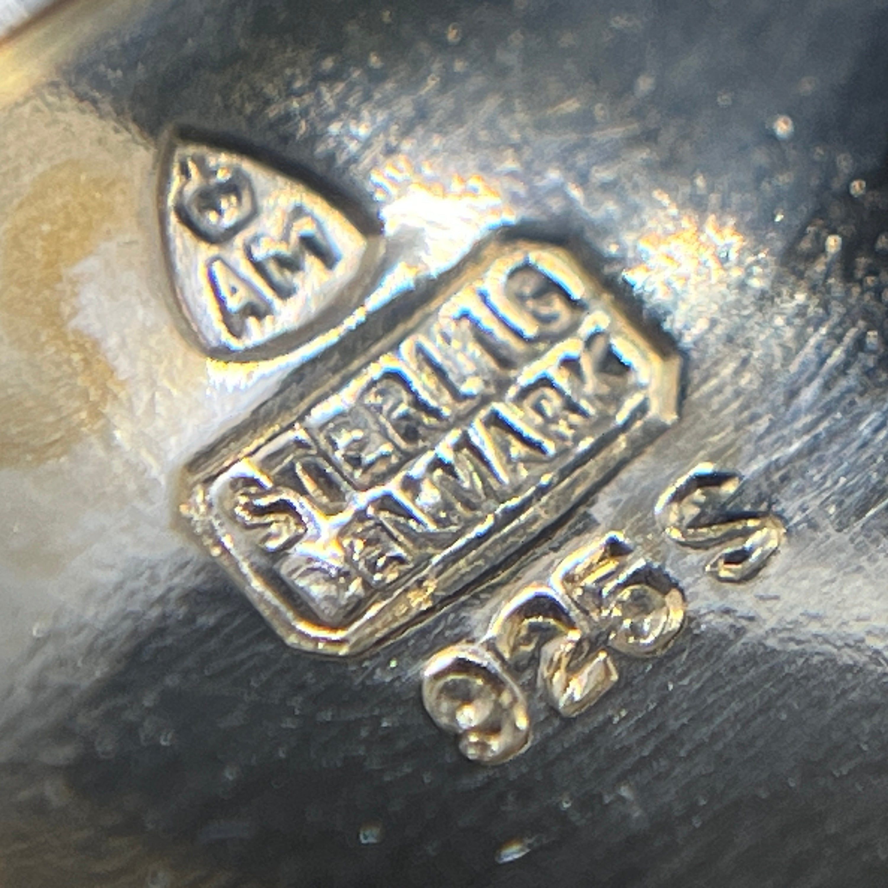 Hvid Anton Michelsen marguerite broche, gylden