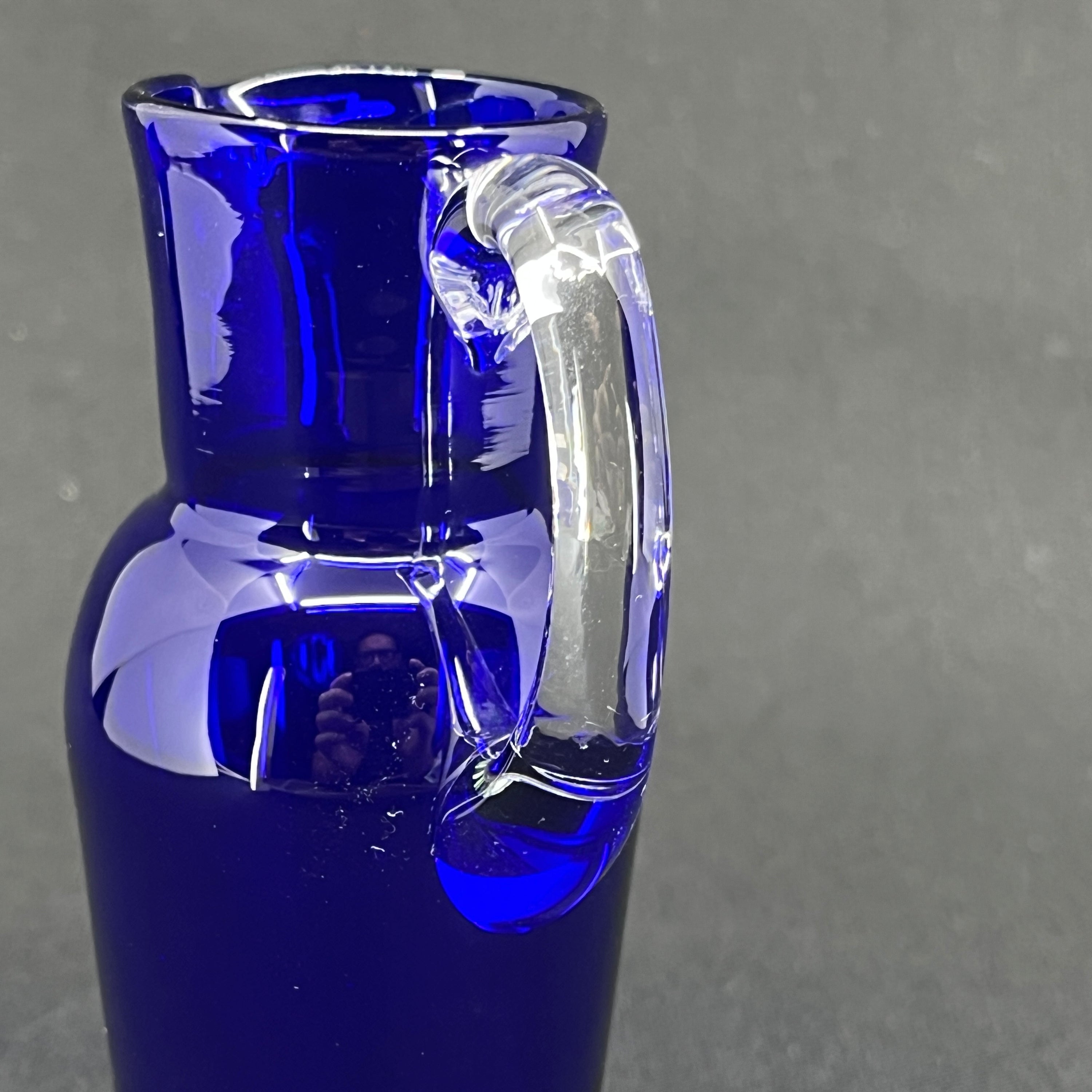 Blå kande designet af Anja Kjær og Darryle Hinz