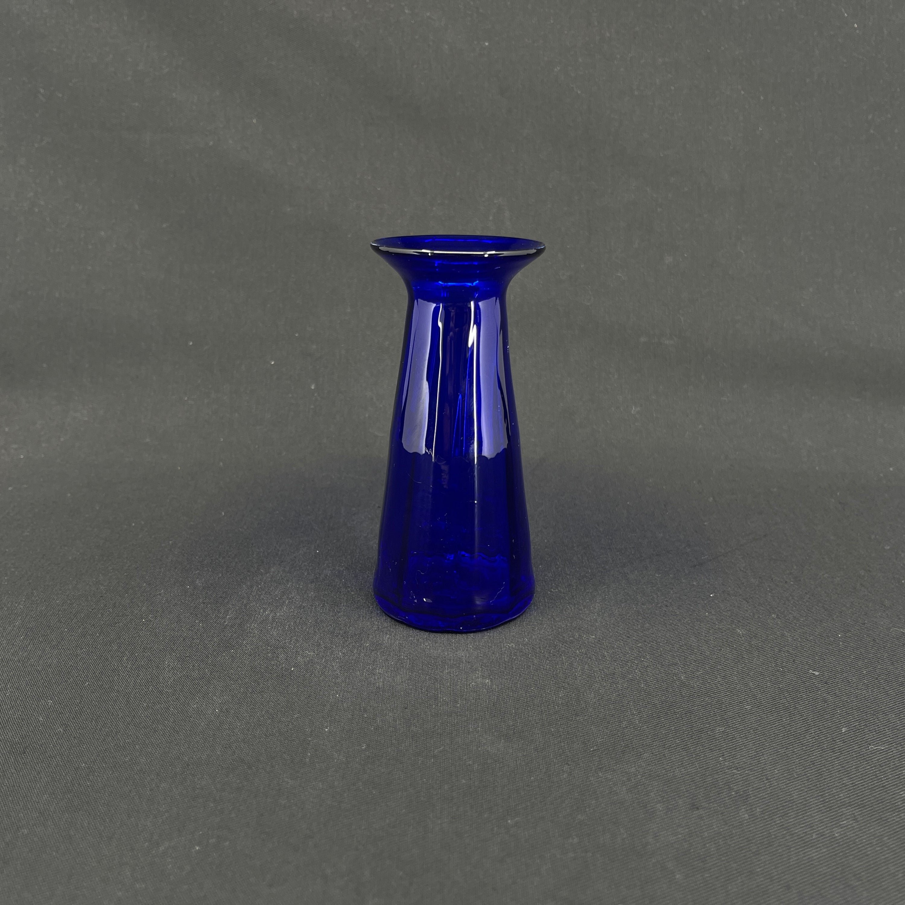 Blåt tulipanglas med udsvajet kant