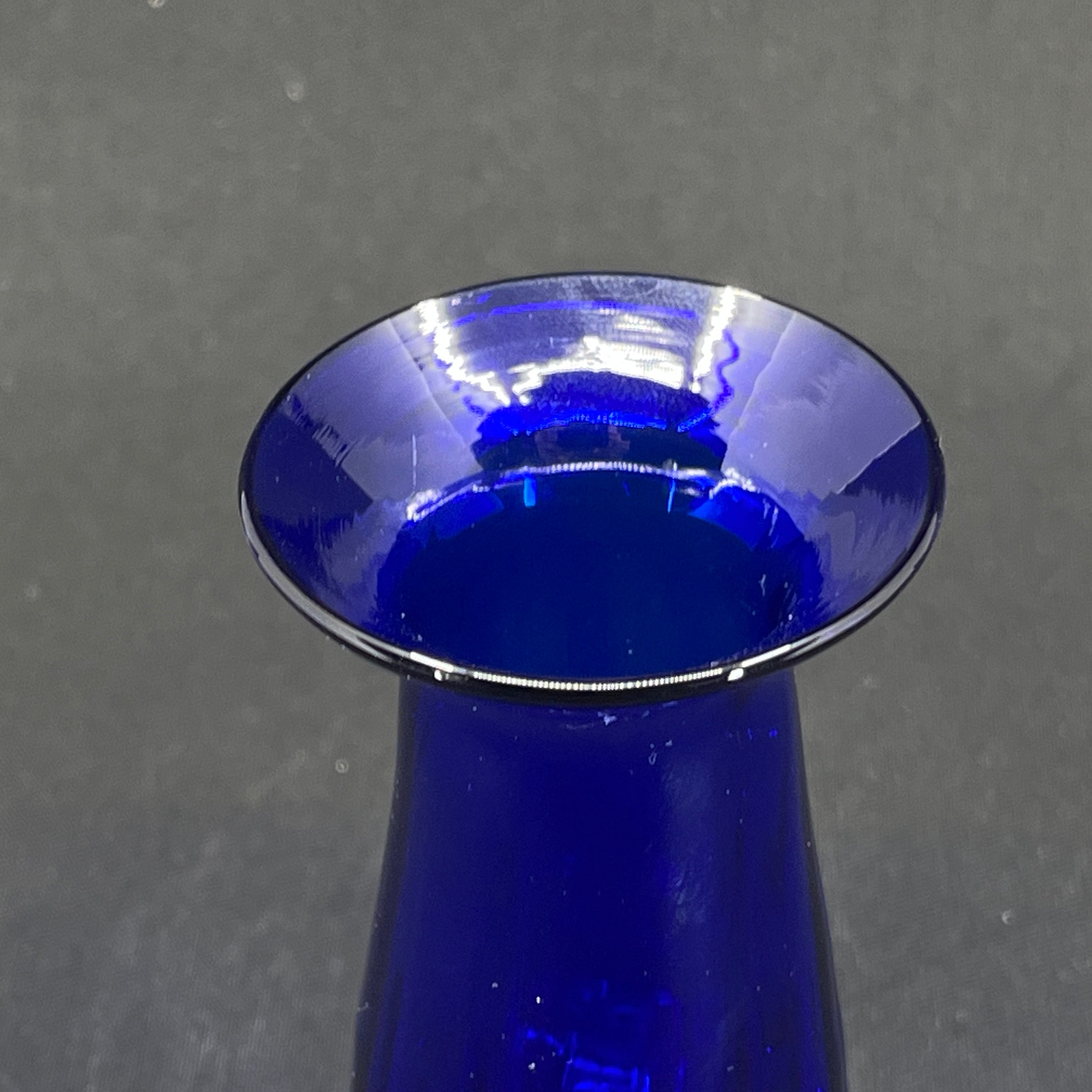 Blåt tulipanglas med udsvajet kant