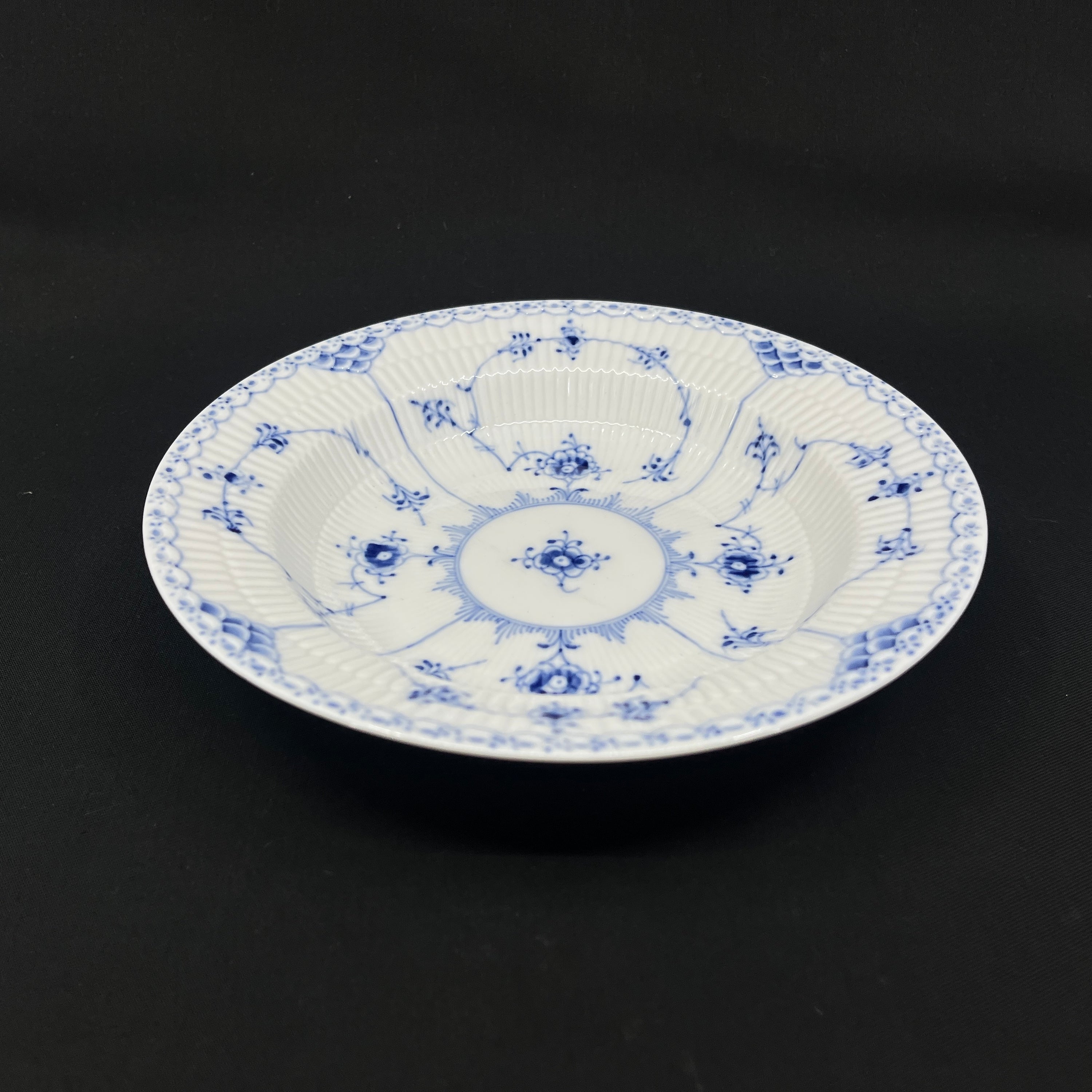 Mussel-painted half lace deep plate, 21.5 cm.