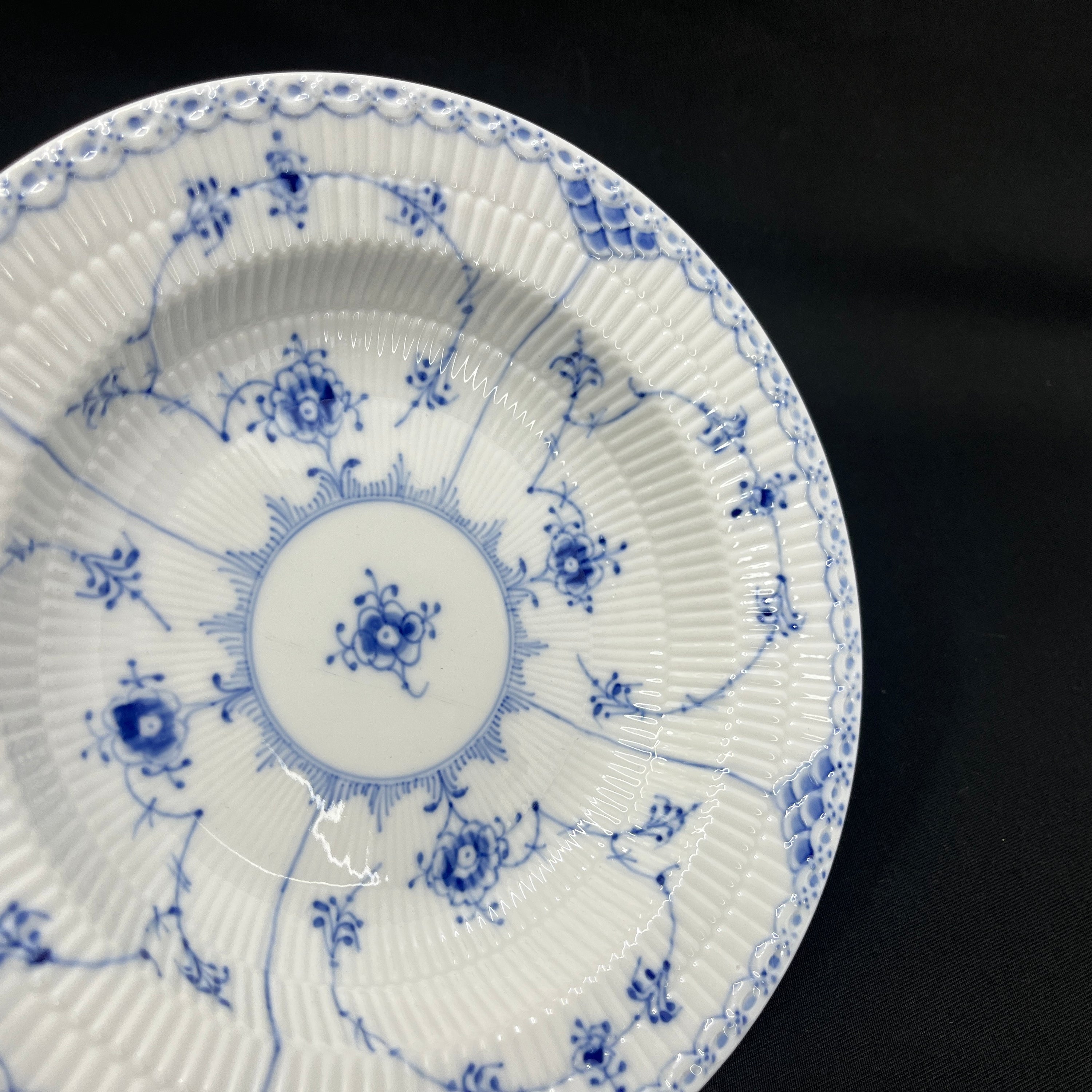 Mussel-painted half lace deep plate, 21.5 cm.