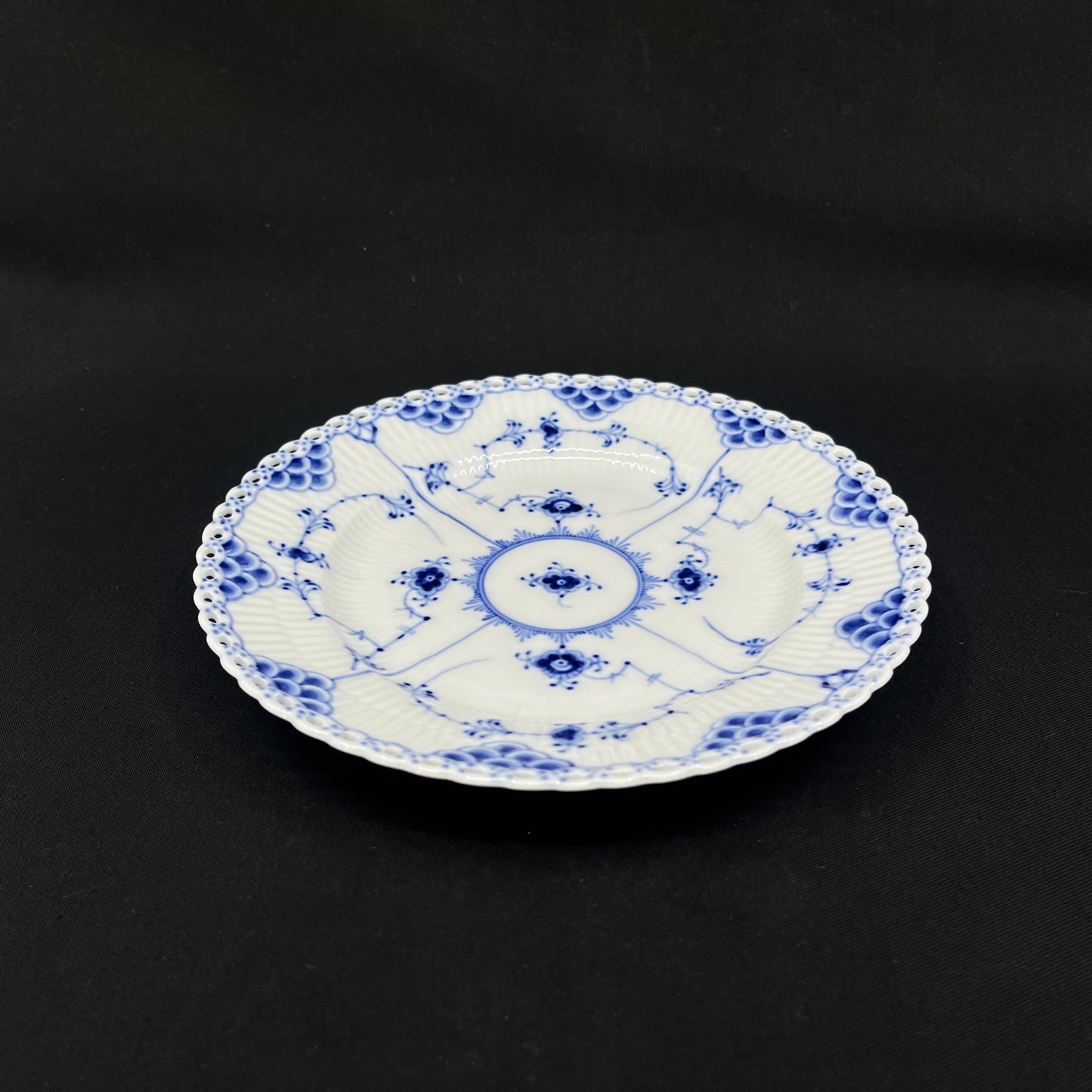 Musselmalet Helblonde frokosttallerken, 19,5 cm, 2. sortering.