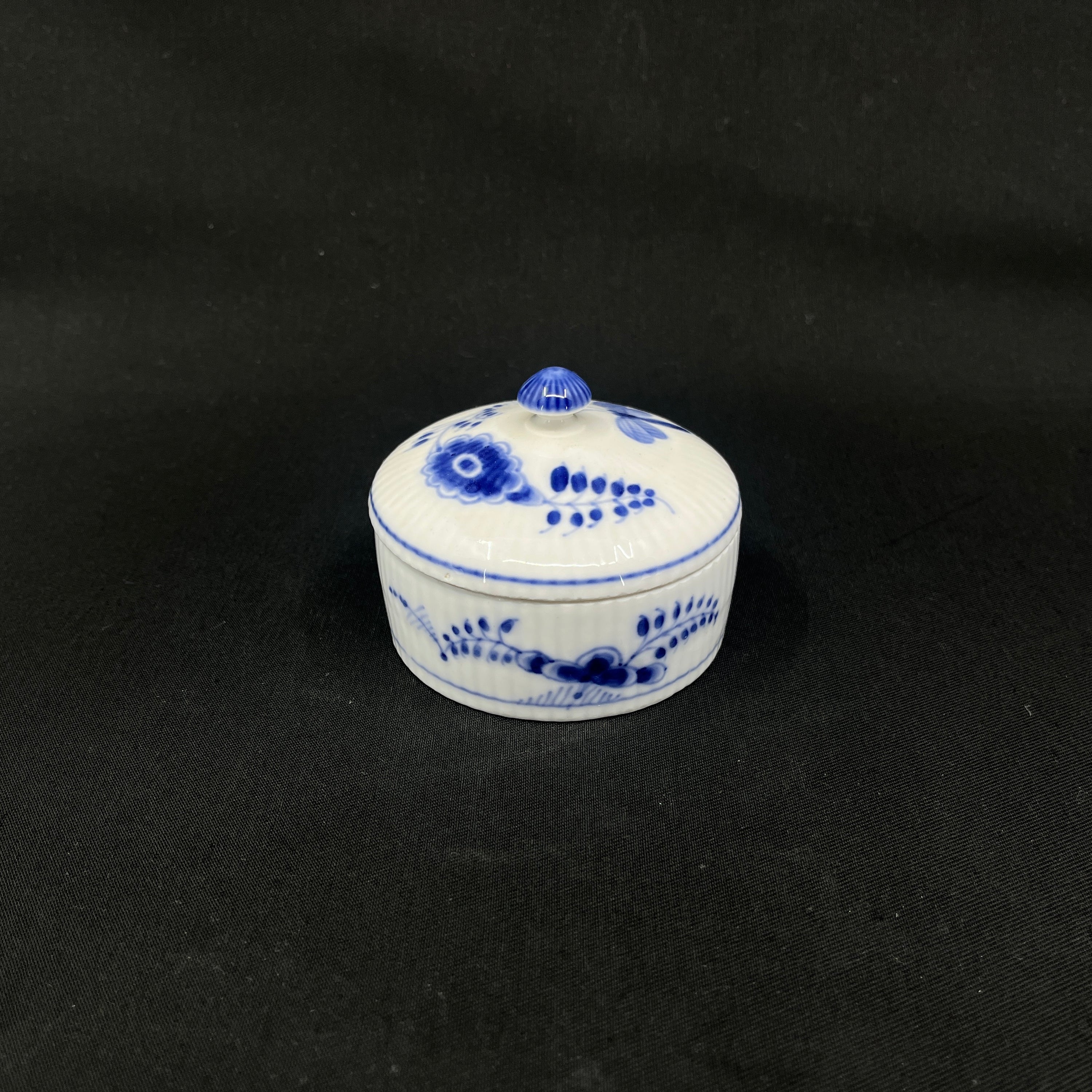 Musselmalet Riflet sommerfugle æske, 8 cm.