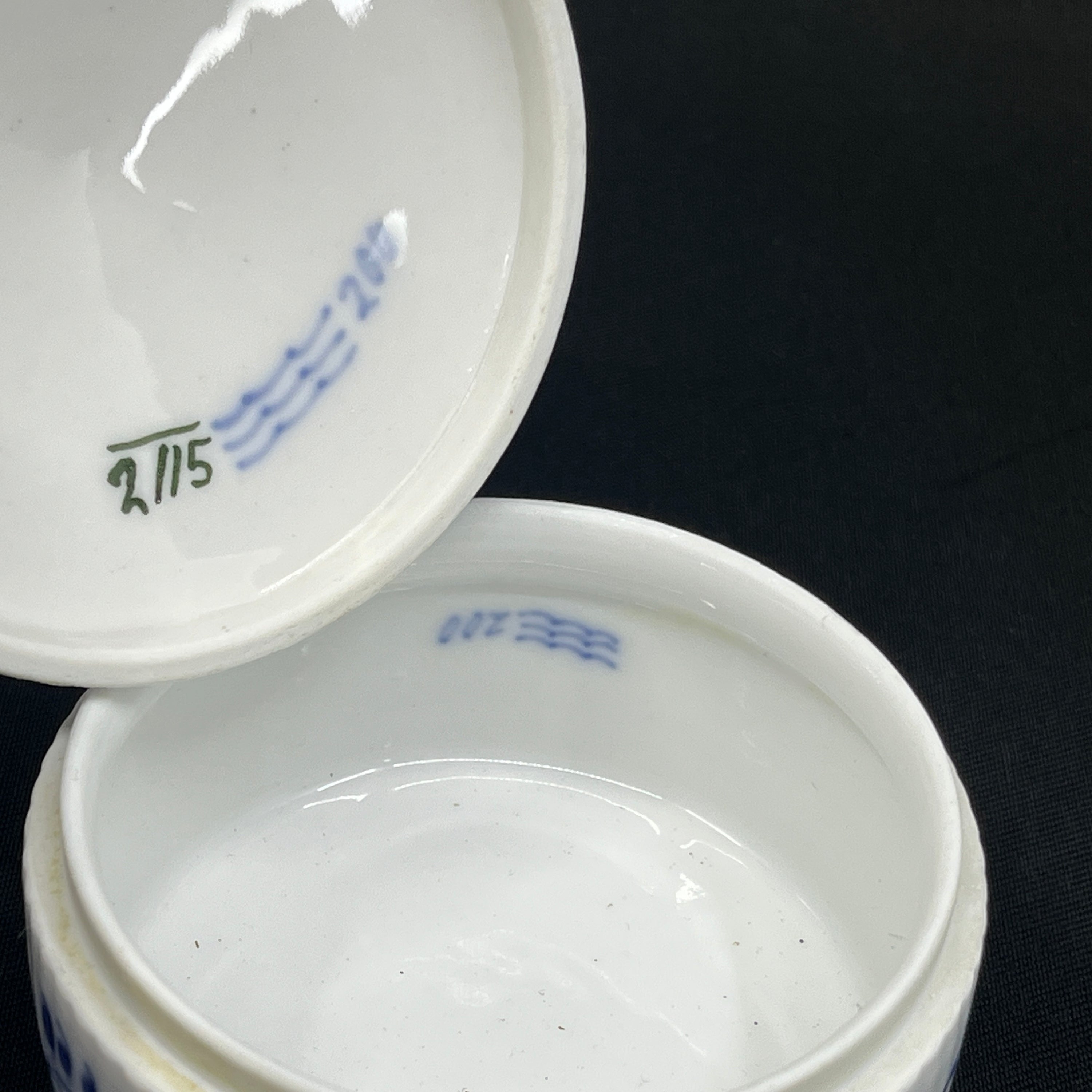 Musselmalet Riflet sommerfugle æske, 8 cm.