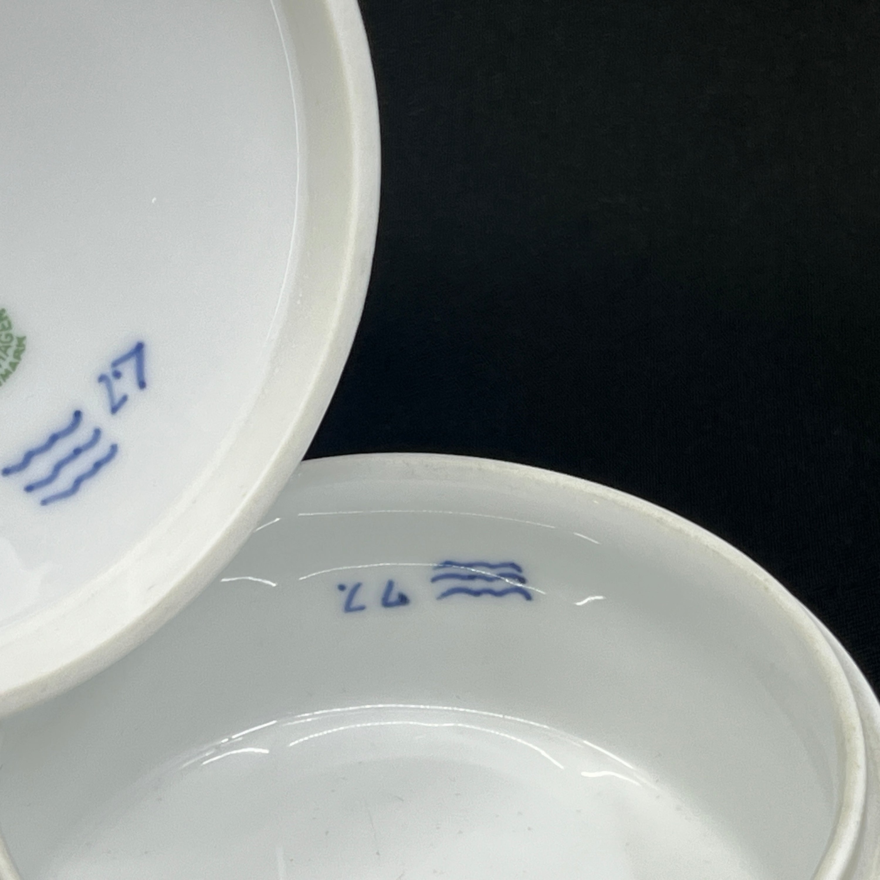 Musselmalet Riflet sommerfugle æske, 11 cm.