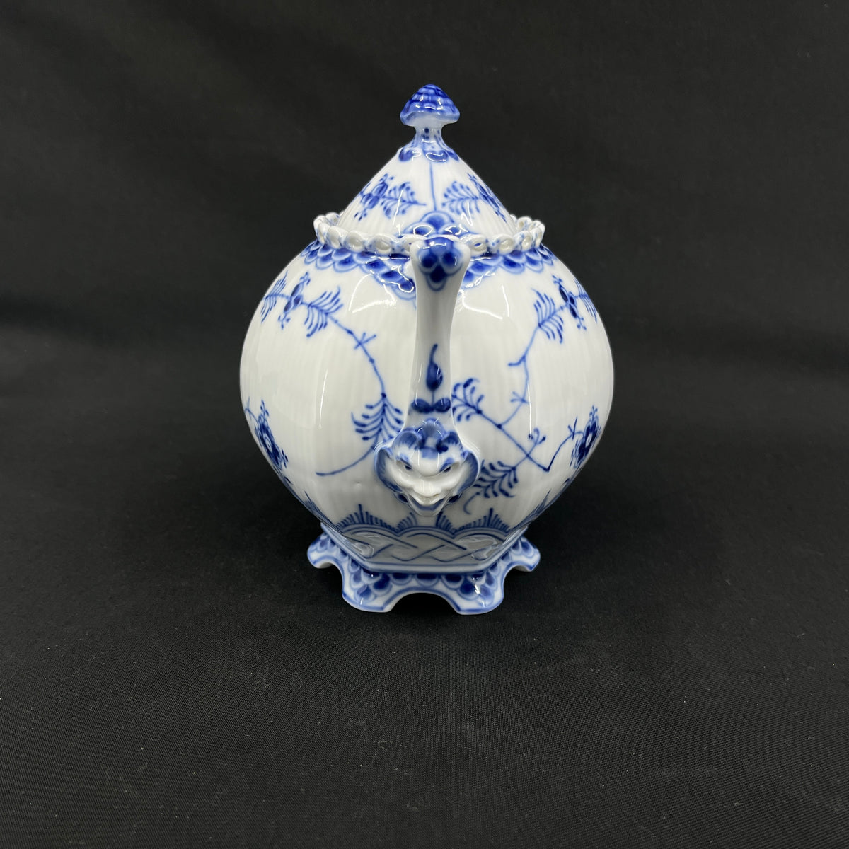 Blue Fluted Full Lace tea pot, 1/1118