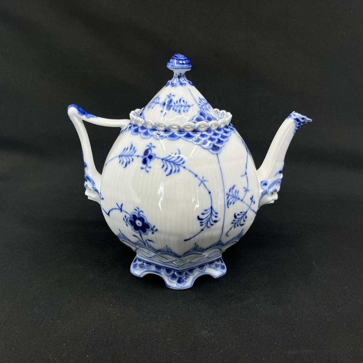 Blue Fluted Full Lace tea pot, 1/1118