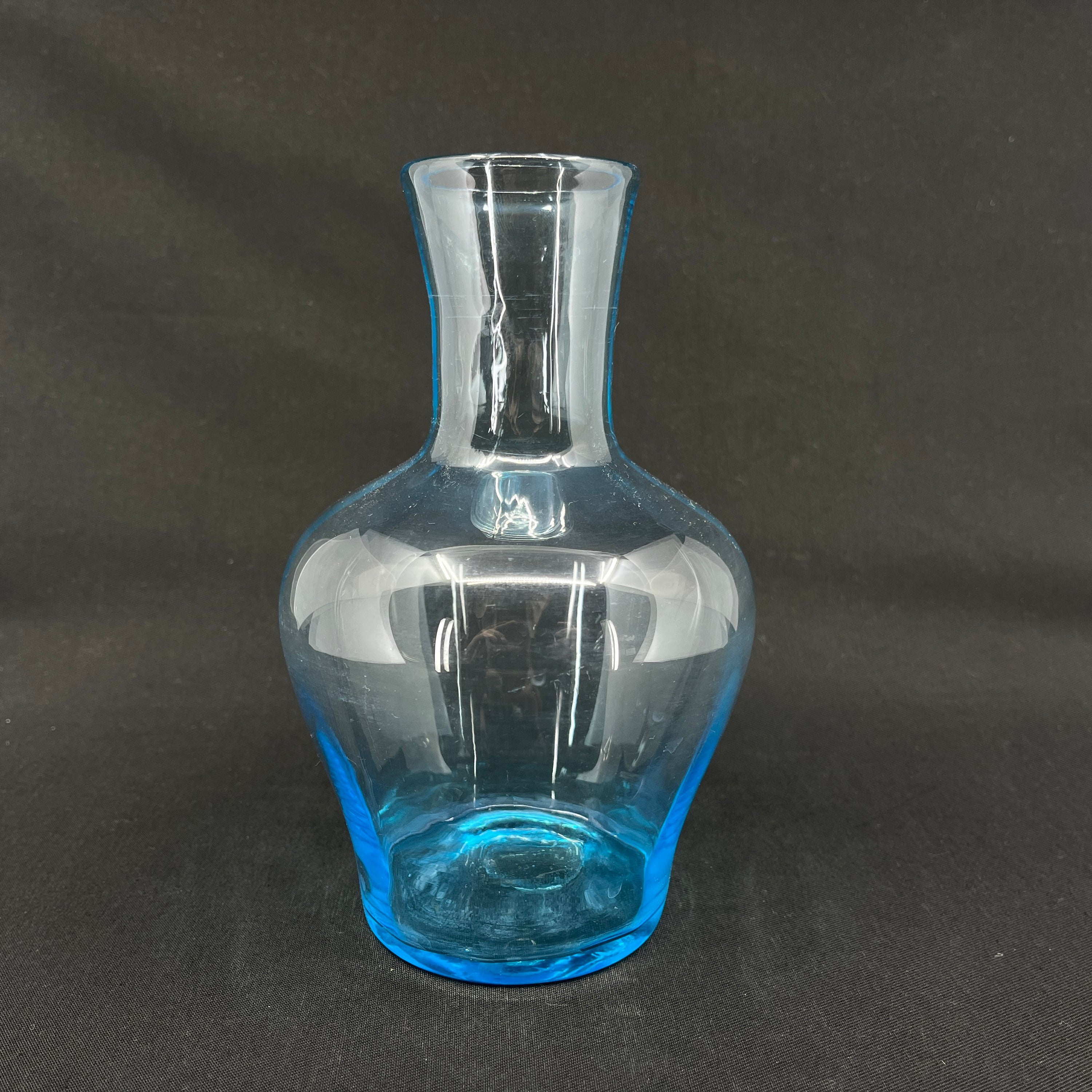 Søblå karaffel fra 1900 tallets begyndelse