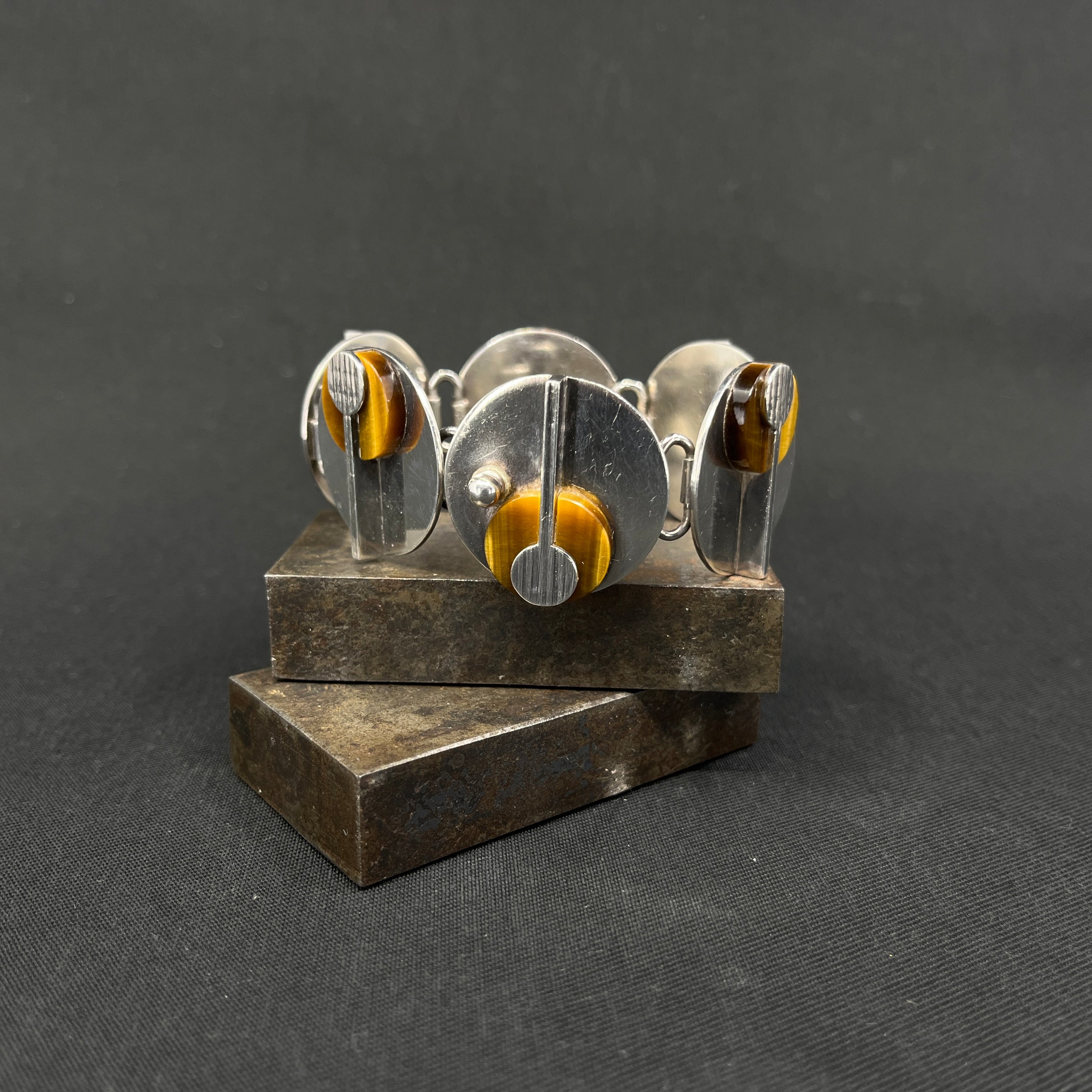 Armlænke med tigerøje af Uwe Moltke