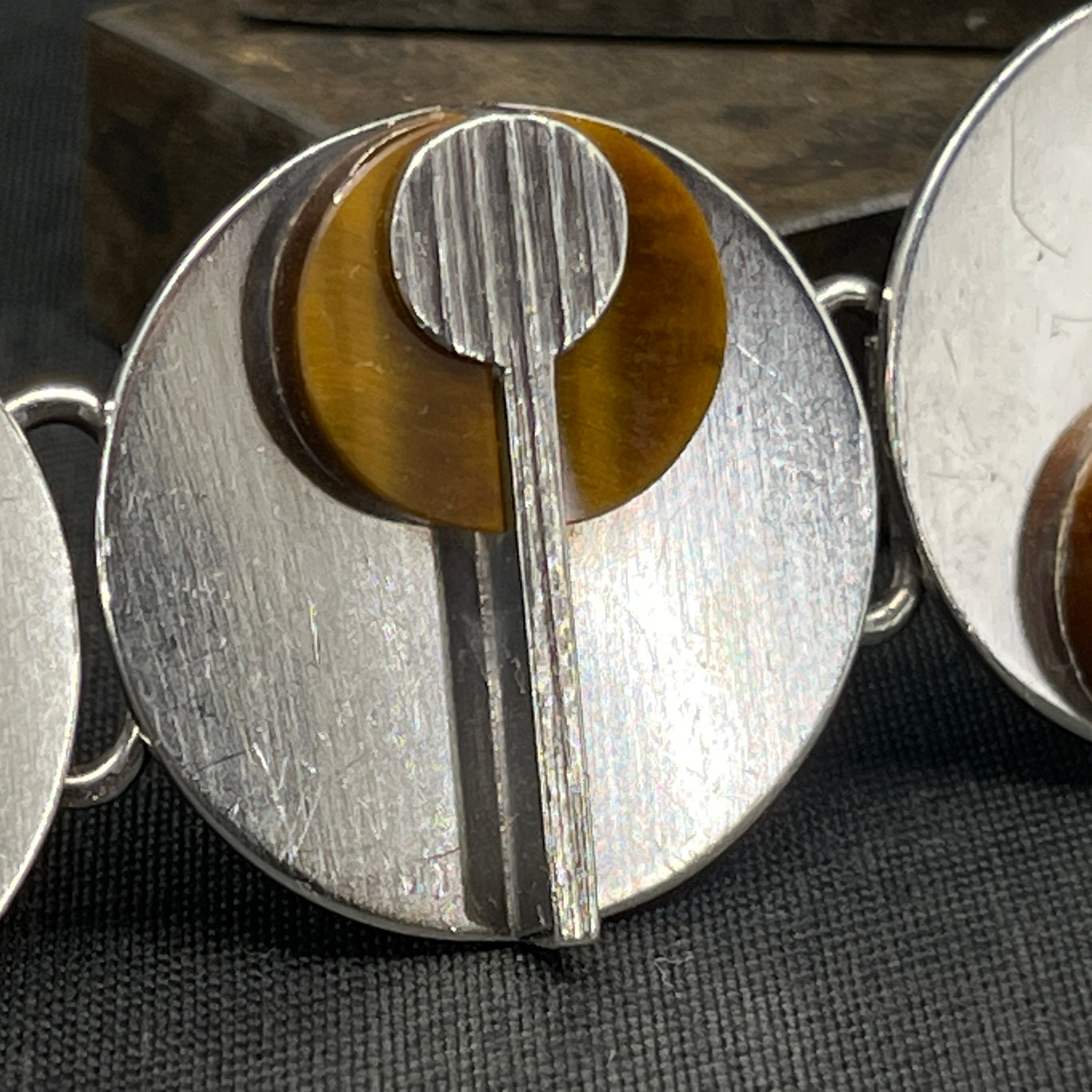 Armlænke med tigerøje af Uwe Moltke