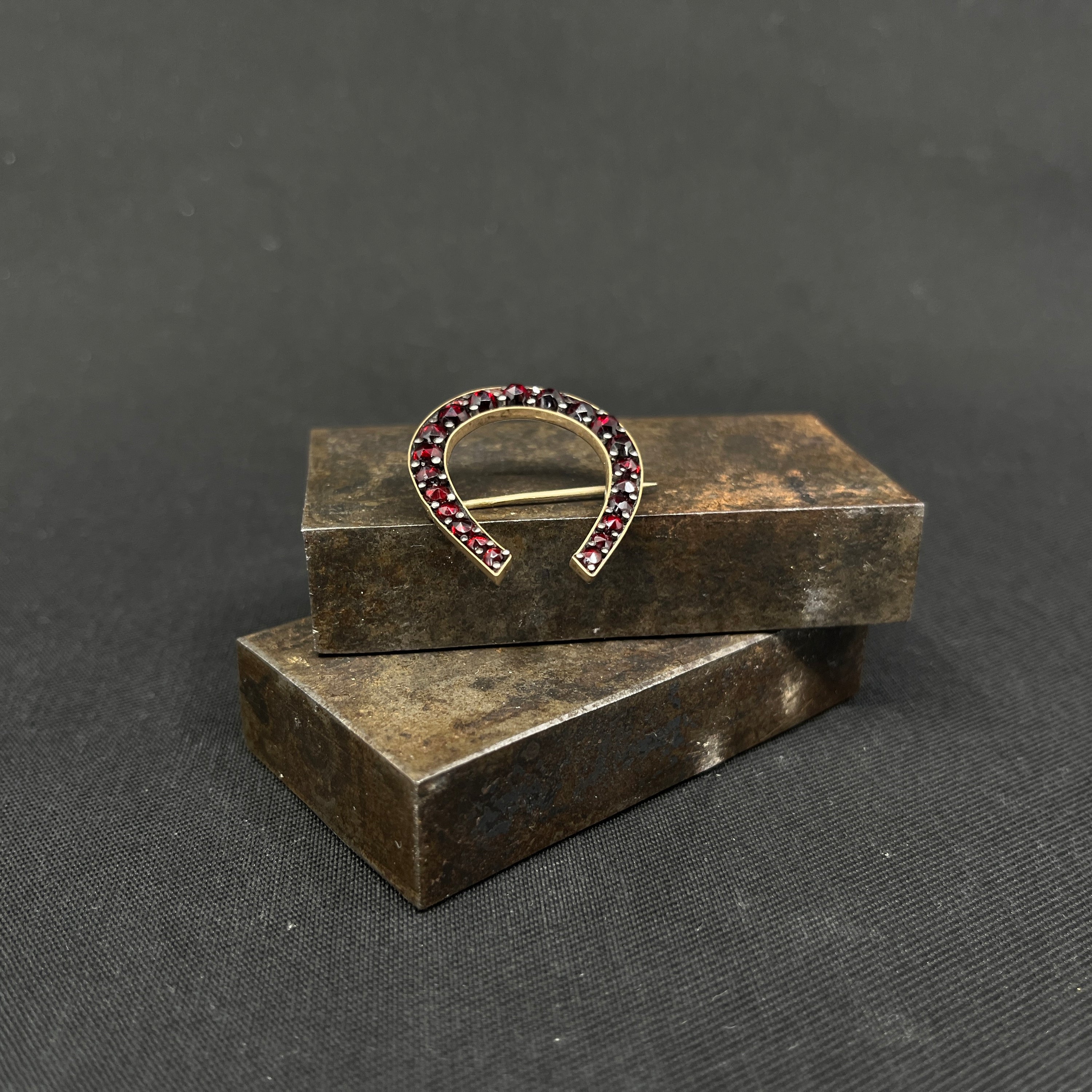 Hestesko broche med granater