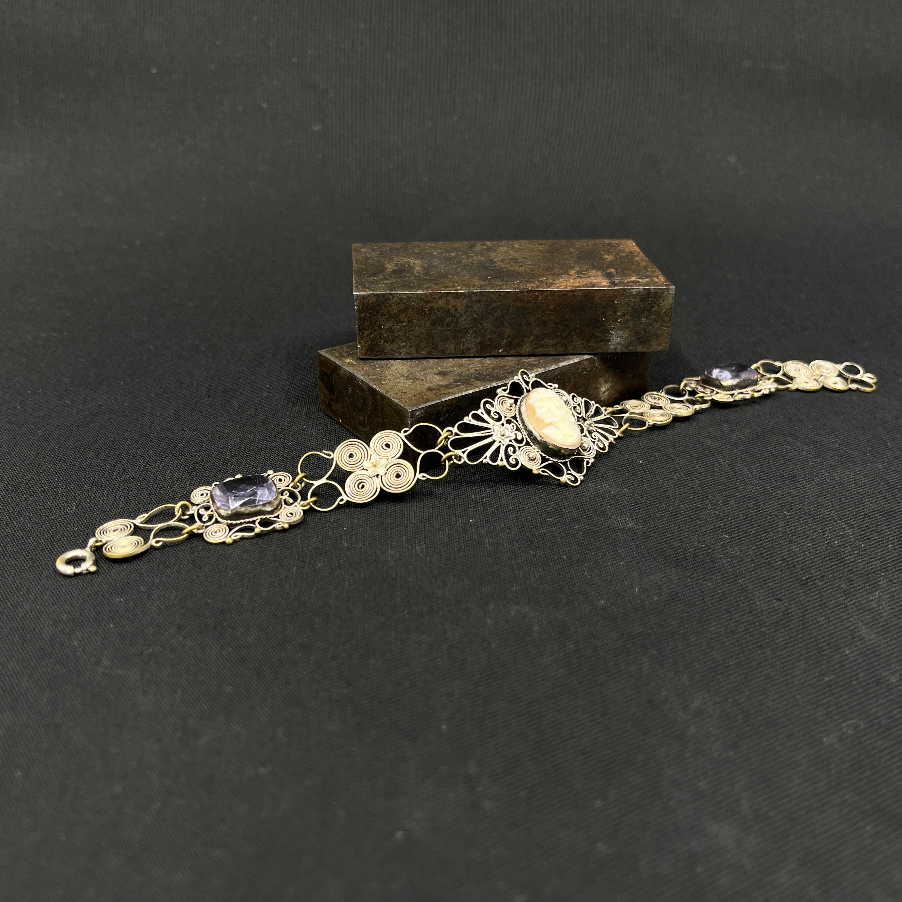 Armbånd med came og lilla stene