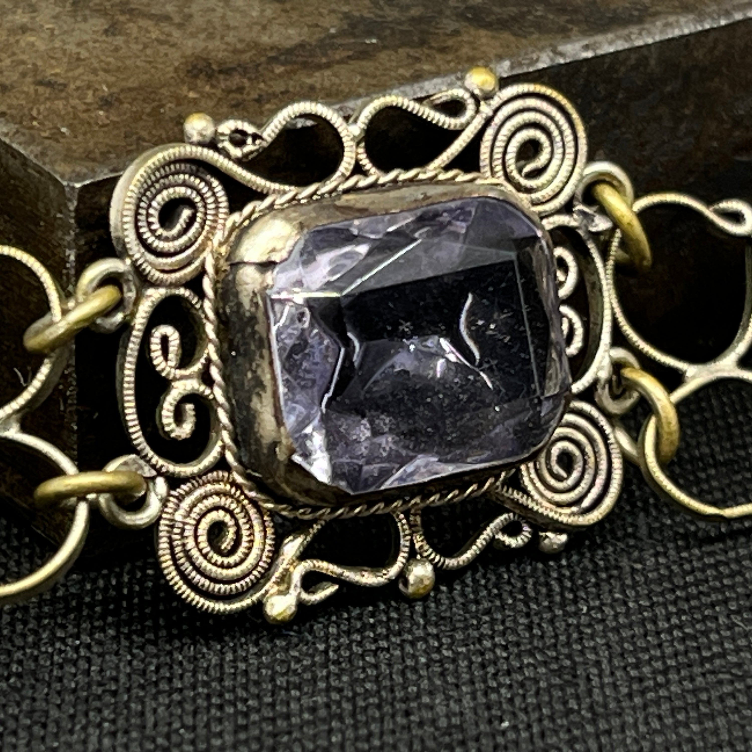 Armbånd med came og lilla stene