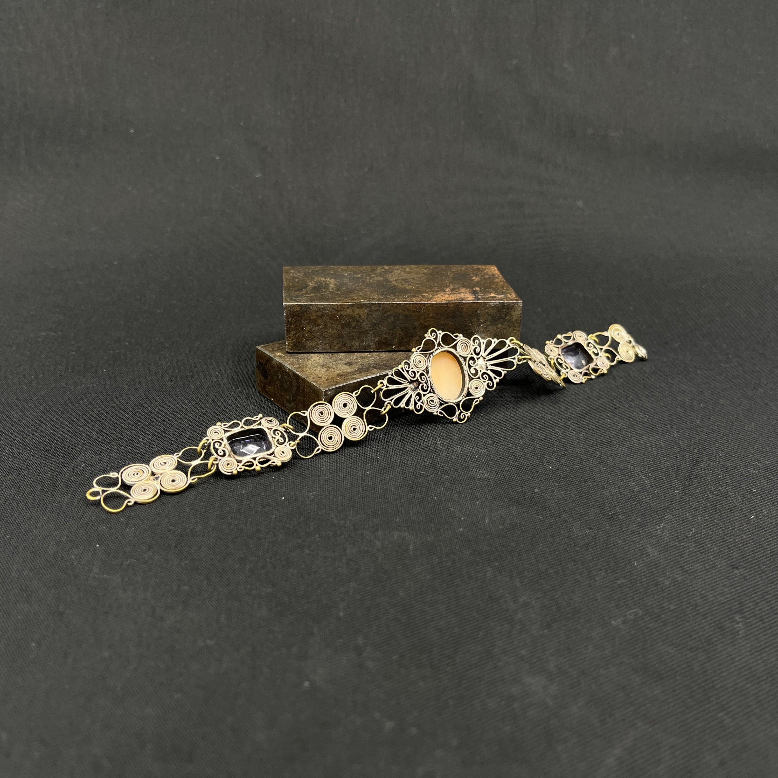 Armbånd med came og lilla stene