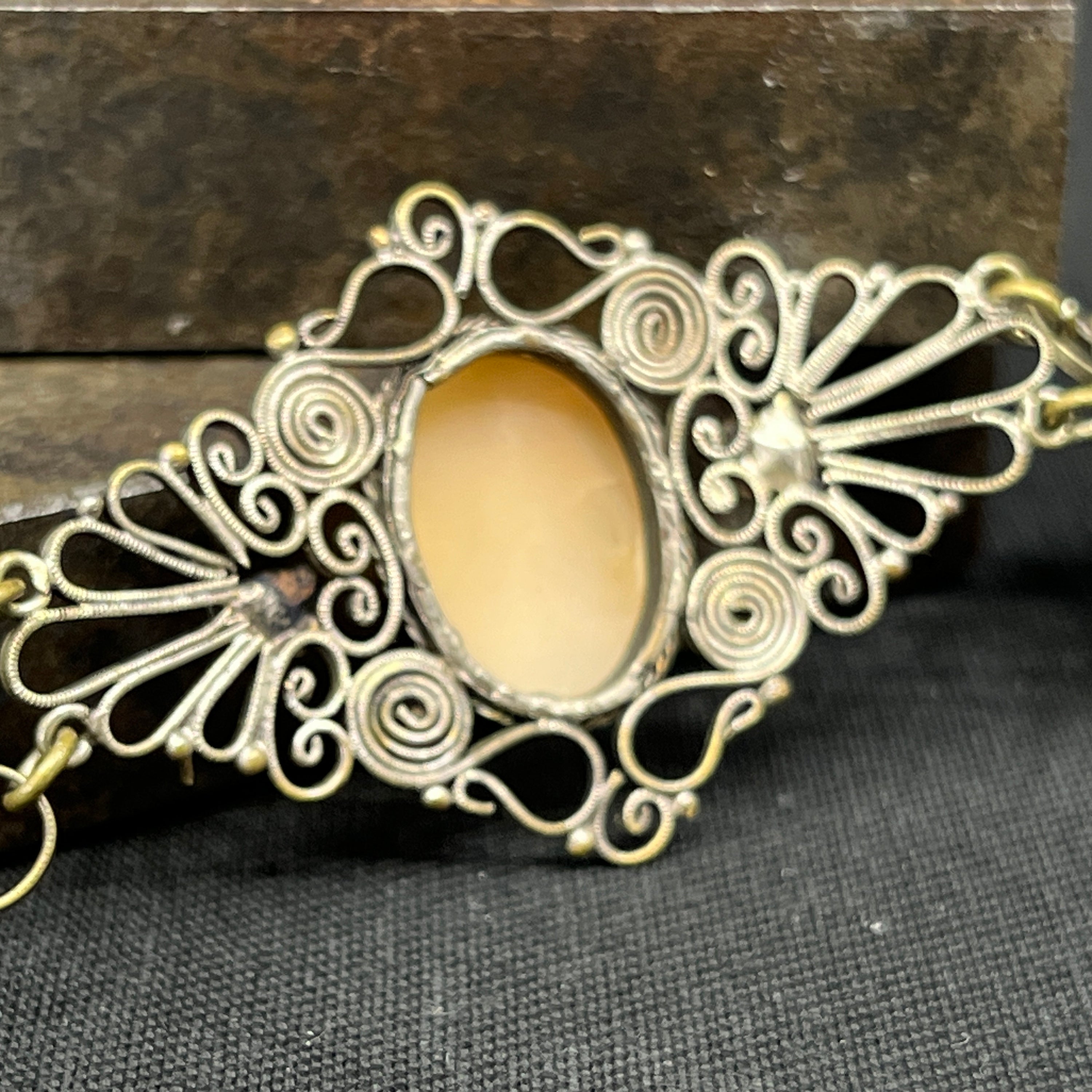 Armbånd med came og lilla stene