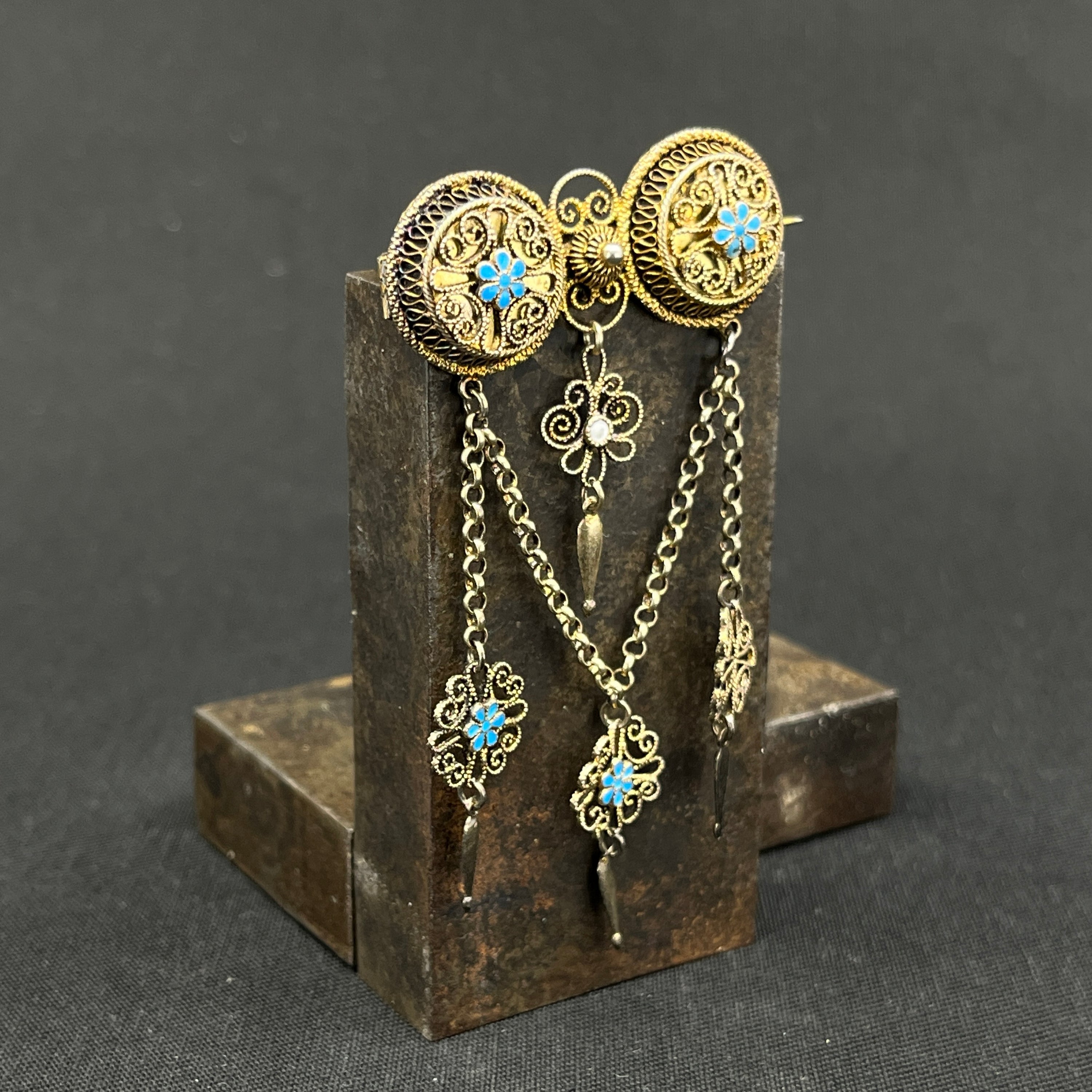 Forgyldt norsk sølje med emalje