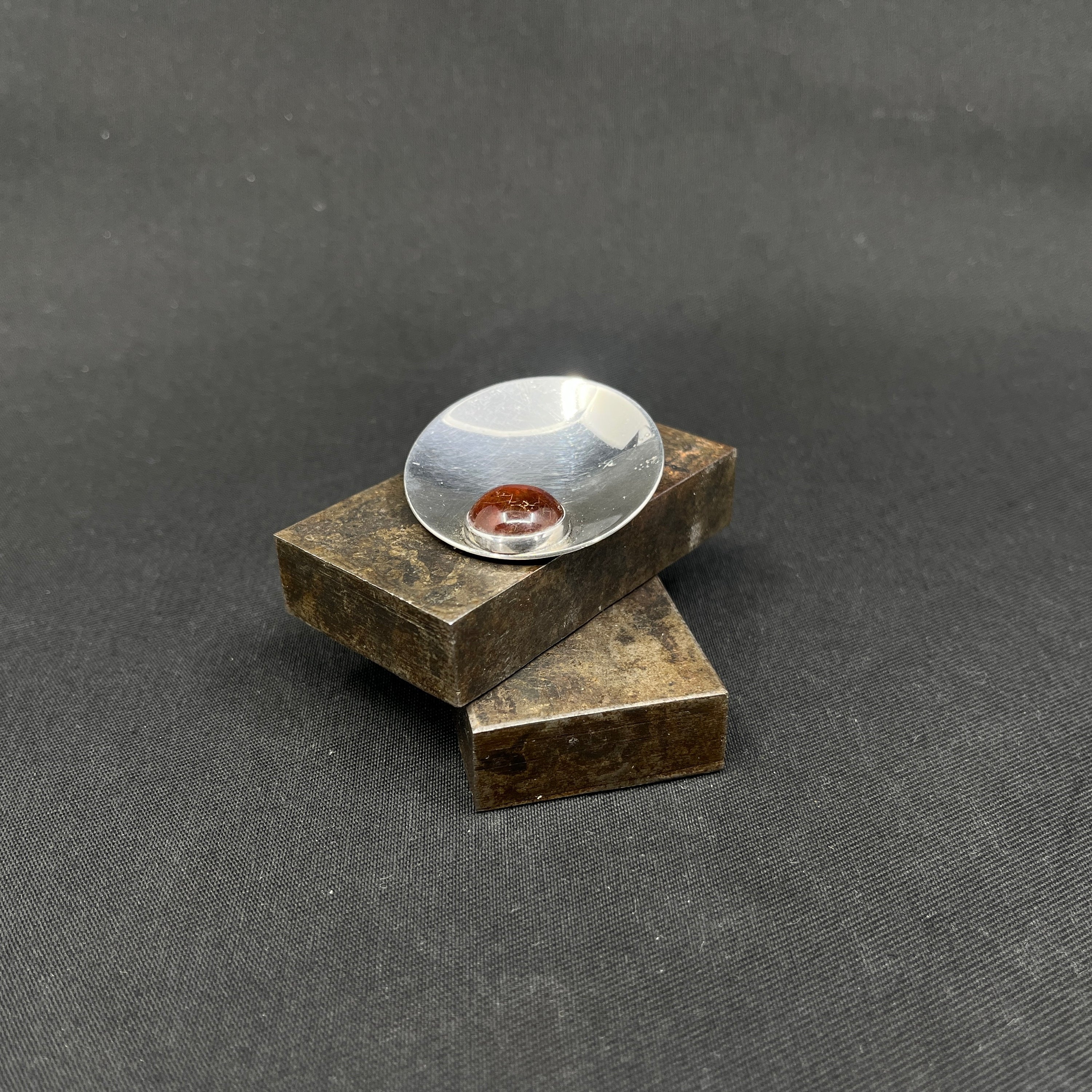 Broche i sølv af N. E. From med rav