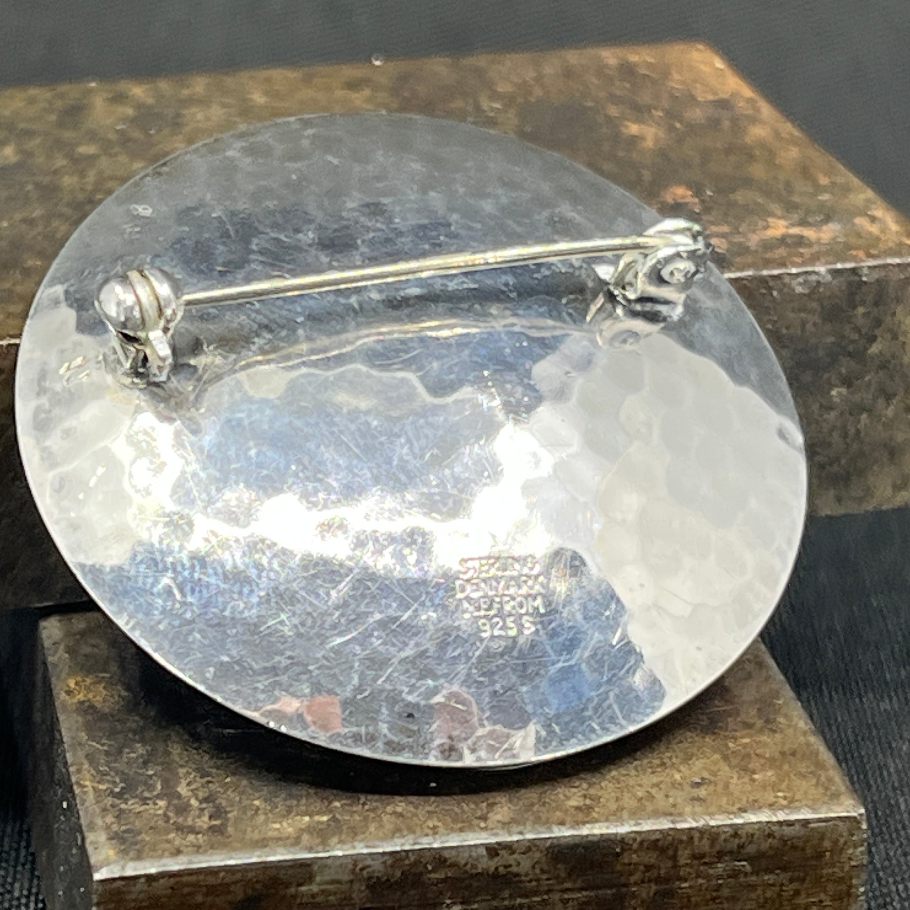 Broche i sølv af N. E. From med rav