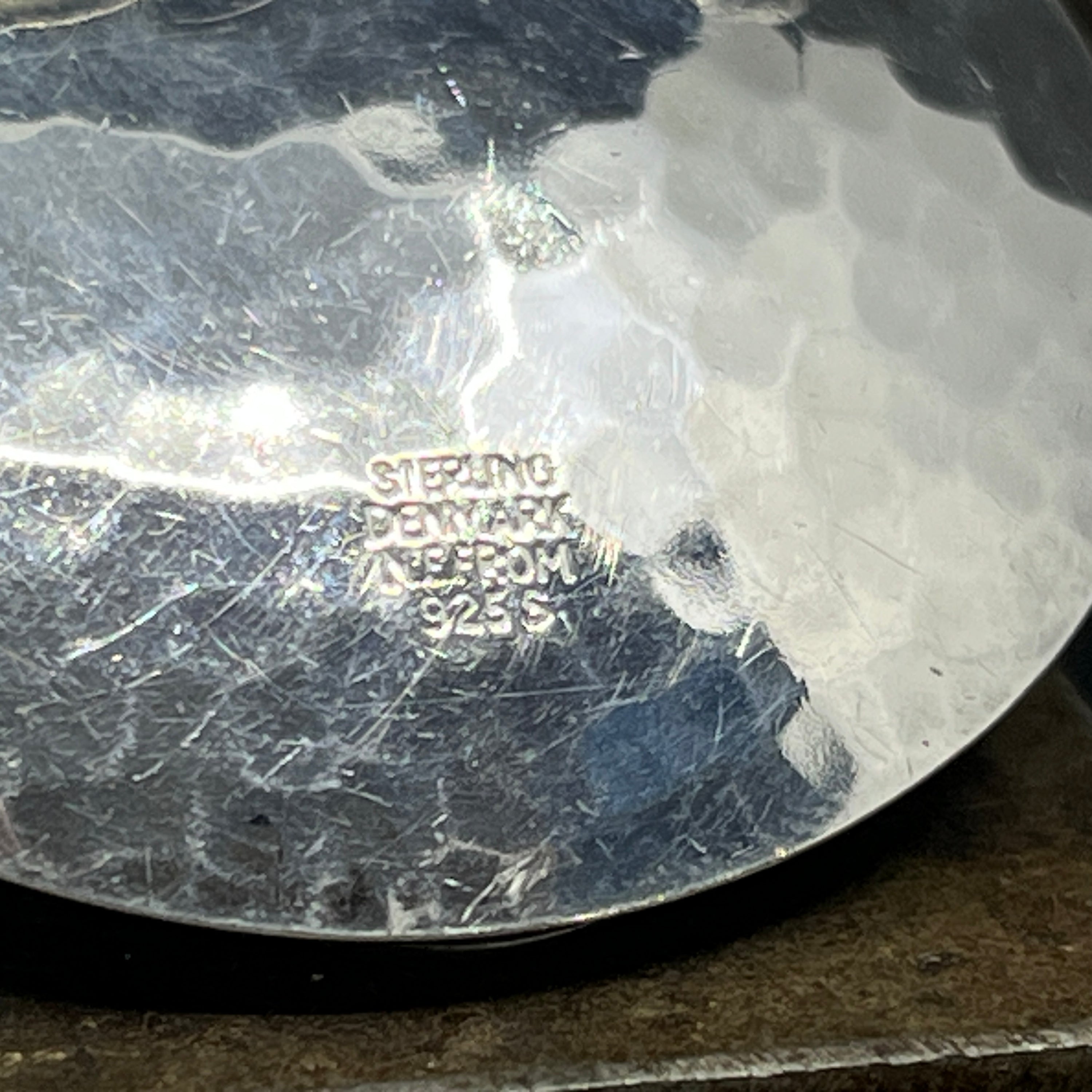 Broche i sølv af N. E. From med rav