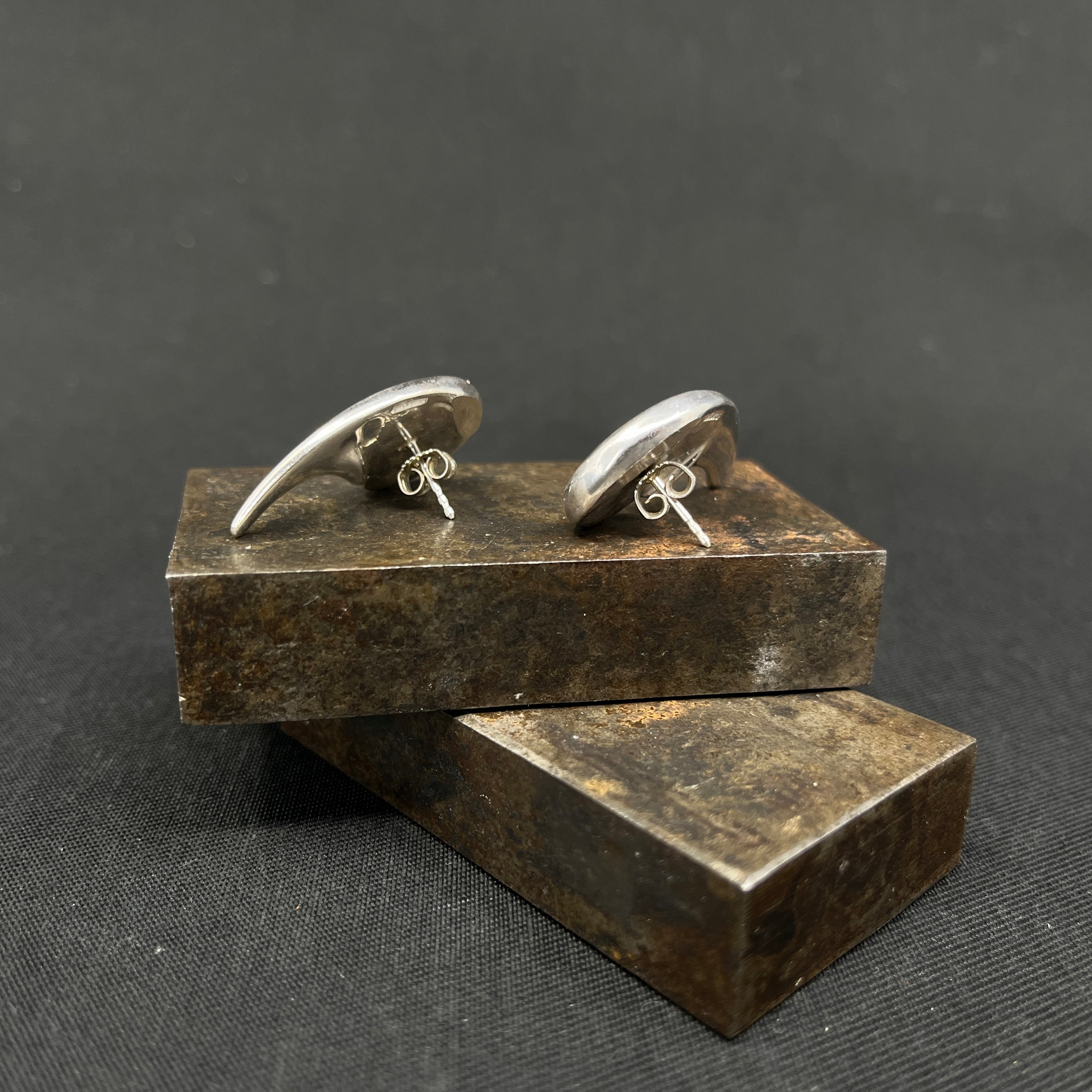 Et par ørestikker i sølv